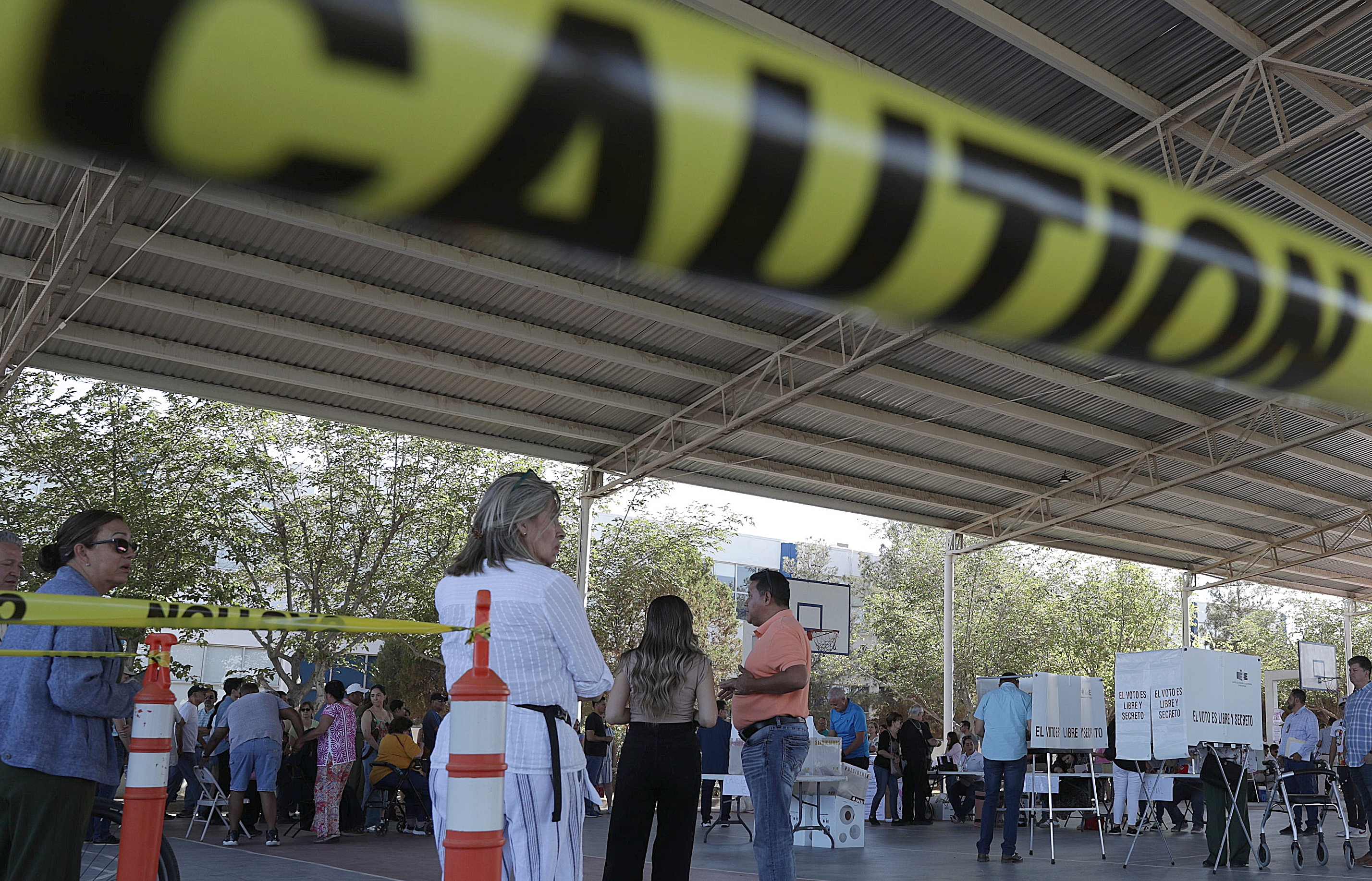 Este domingo las autoridades reportaron dos fallecidos en centros de votación en Puebla durante el transcurso de las elecciones de México en 2024. (Foto Prensa Libre: EFE/ Luis Torres)