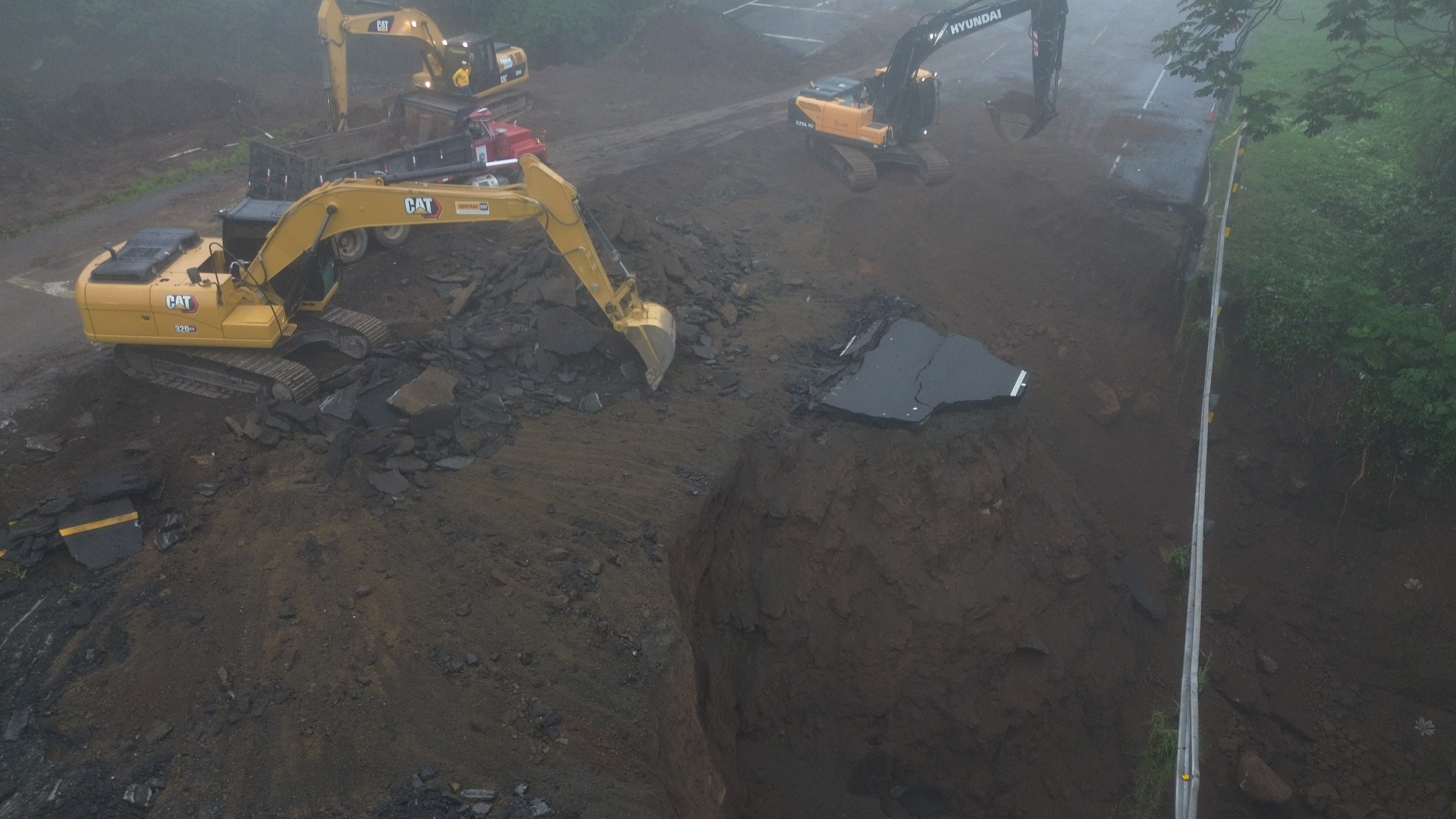 Imágenes muestran los primeros trabajos tras el hundimiento en autopista Palín-Escuintla