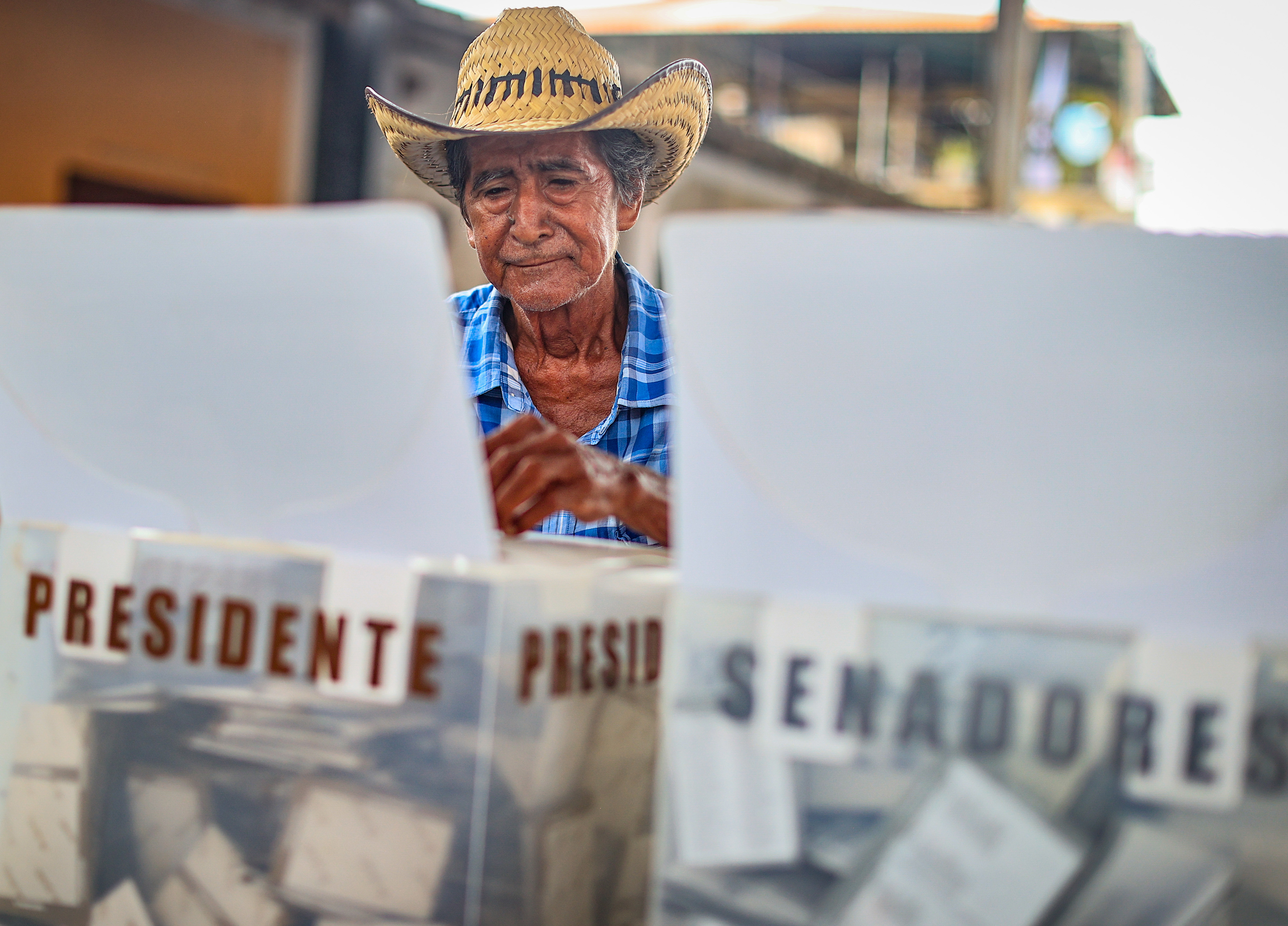 Ciudadanos emiten su voto en las elecciones generales mexicanas este domingo, en un colegio electoral, en el municipio de Coyuca de Benítez, en Guerrero. (Foto Prensa Libre: EFE/David Guzmán)