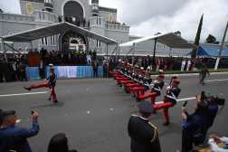 Asi comienzan los preparativos para el Desfile Militar por el día del ejército en la Escuela Politécnica.
Personas se aproximan para presenciar el desfile, niños, adultos sé preparan para deleitarse con un gran espectáculo.
Marcha de distintos cuerpos de militares frente al presidente Bernardo Arévalo.

Prensa Libre, Emilio Chang, 30/06/2024