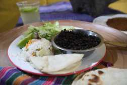 Cuando inicia la época de lluvia es común empezar a ver los famosos zompopos de mayo, sobre todo en las áreas boscosas del país. Estos insectos, que son hormigas relativamente grandes, se acostumbra a comerlos asados, con limón y sal.

Los zompopos de mayo son una especie de hormiga llamada Atta cephalotes que es de las más comunes de Guatemala. Suelen aparecer cuando inicia la temporada de lluvias, ya que este clima representa para ellas el inicio de una nueva temporada de apareamiento.

COMIDA DE FOTOGRAFIA EN SAN RAIMUNDO 

Foto: Byron Rivera 
13/06/2024