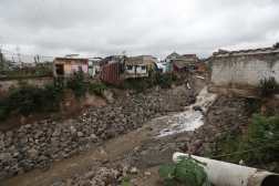 Varias viviendas en riesgo en la colonia Villa Hermosa algunos vecinos no quieren salir de sus viviendas aun estando en riesgos por la crecida del Rio Pinula

Prensa Libre. Erick Avila   17/06/2024