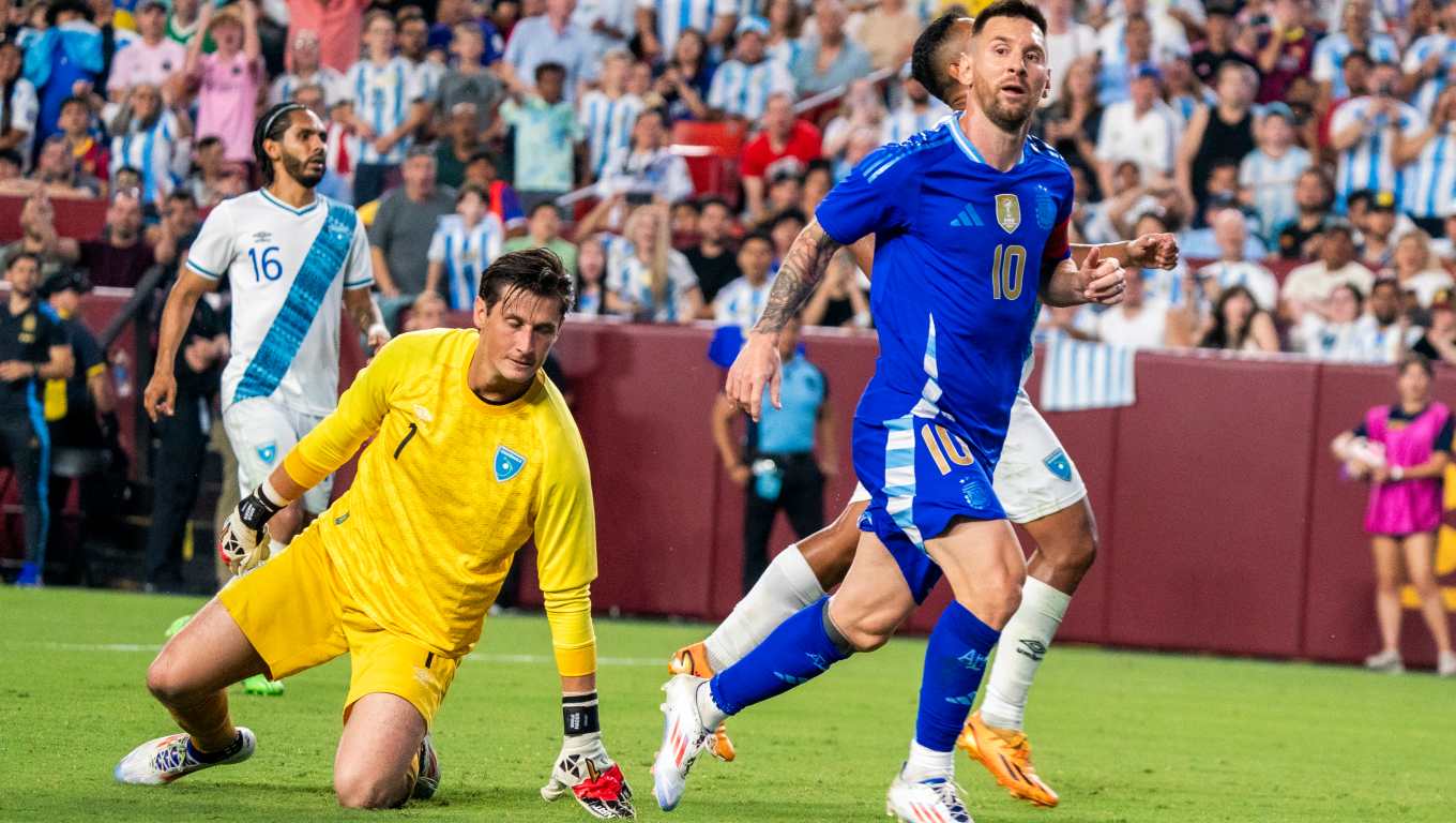 Landover (United States), 14/06/2024.- Argentina's Lionel Messi (R) scores a goal against Guatemala's goalkeeper Nicholas Hagen (L) during the friendly soccer match between Argentina and Guatemala in Landover, Maryland, USA, 14 June 2024. (Futbol, Amistoso) EFE/EPA/SHAWN THEW