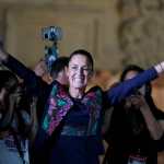 Claudia Sheinbaum encabeza con 58% los resultados electorales preliminares para la presidencia en México. (Foto Prensa Libre: YURI CORTEZ / AFP)