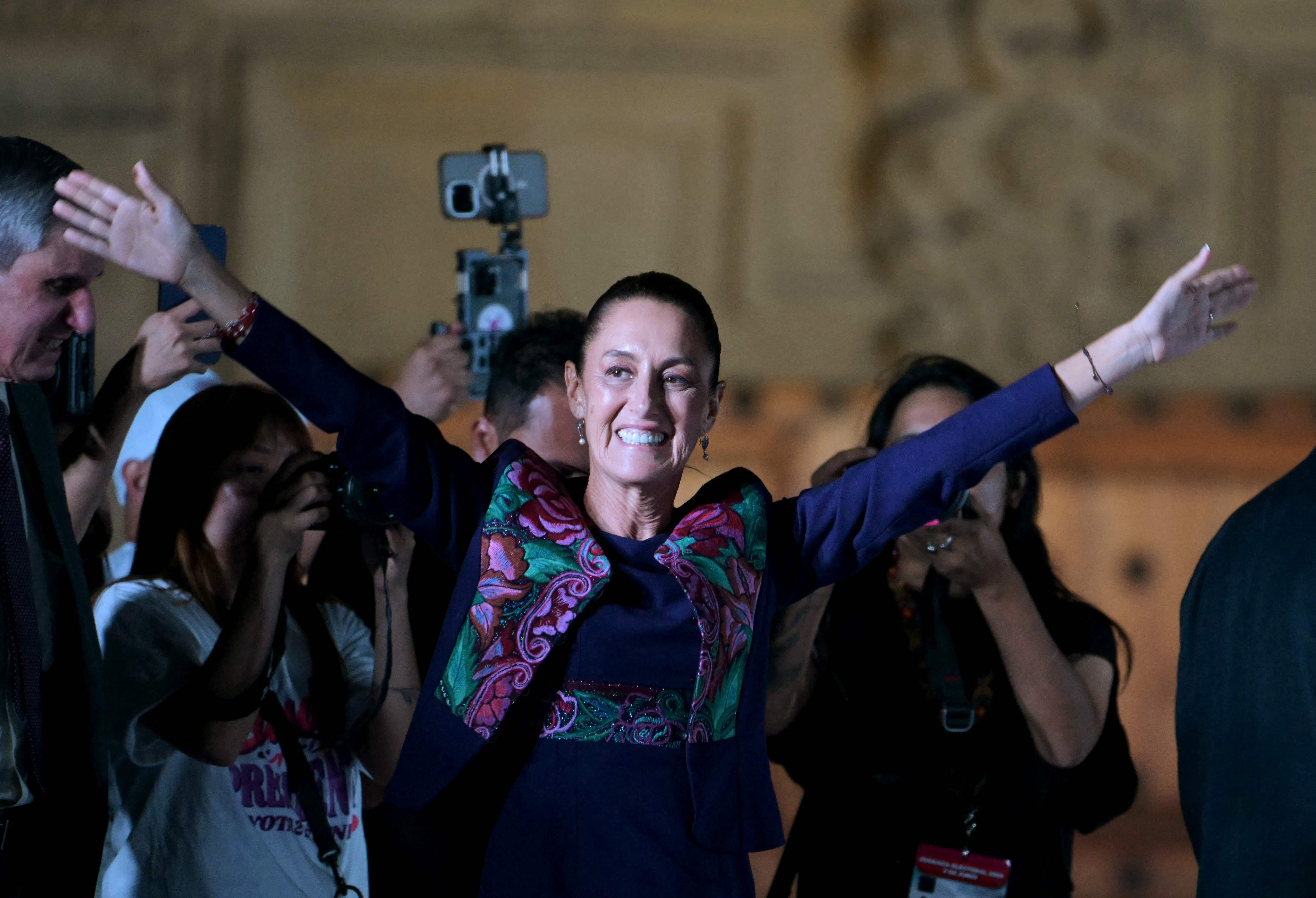 Claudia Sheinbaum encabeza con 58% los resultados electorales preliminares para la presidencia en México. (Foto Prensa Libre: YURI CORTEZ / AFP)