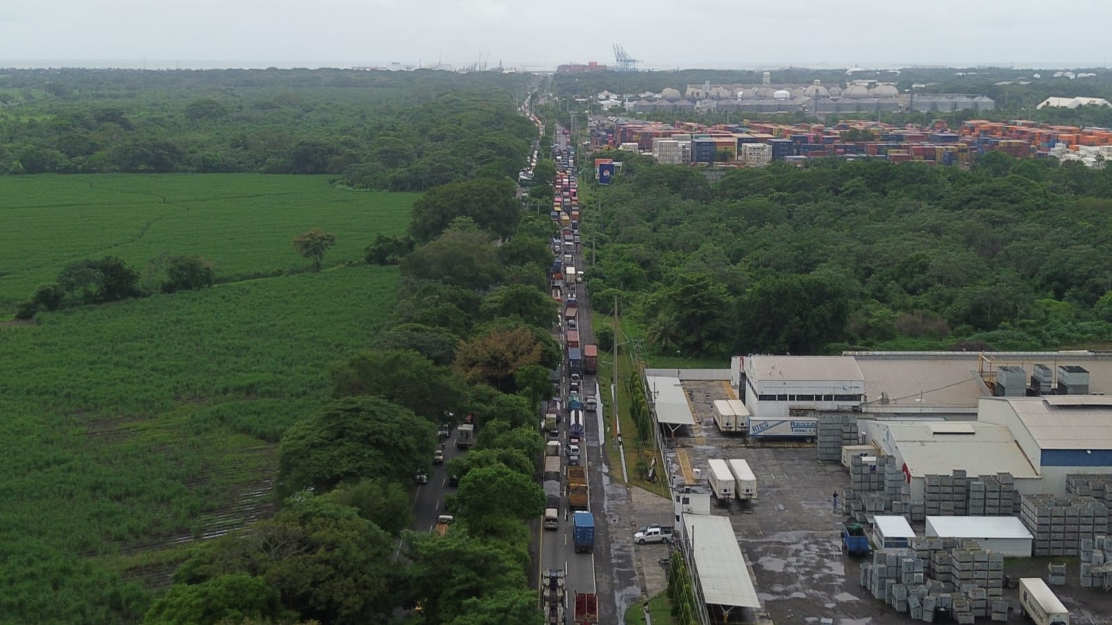 Hundimientos, lluvias y accidentes causan largas filas de vehículos que buscan llegar a Escuintla