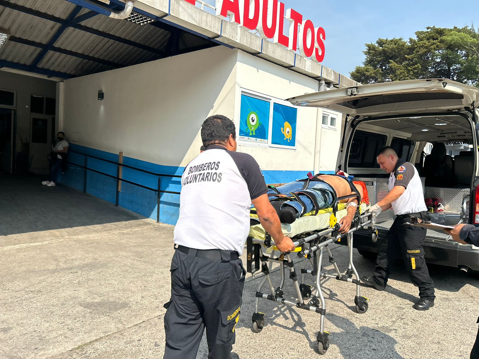 Arrollan a dos motoristas en Ciudad Satélite y quedan con múltiples heridas