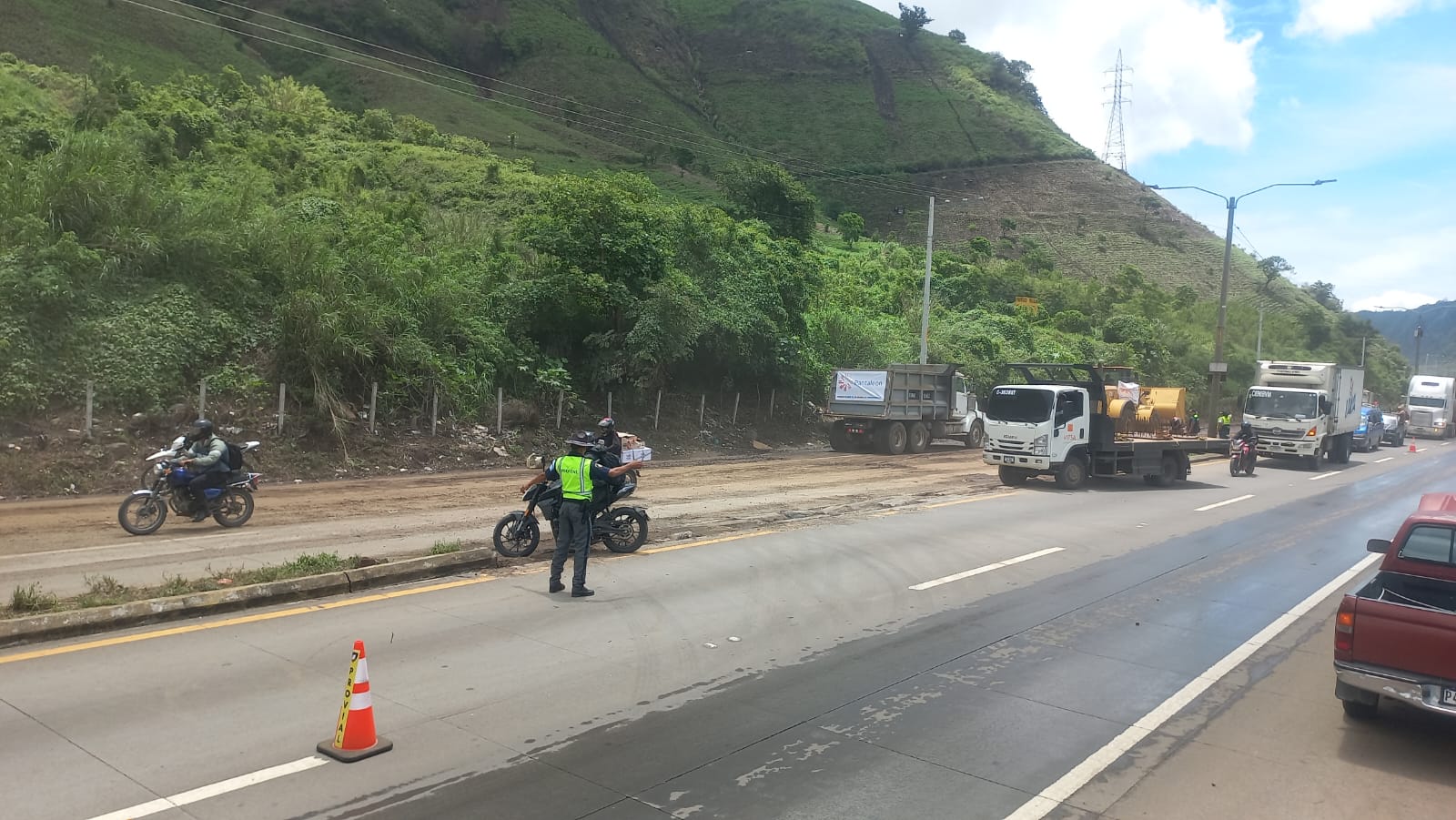 La RN – 14 continúa lenta por un socavamiento y la ruta alterna presenta complicaciones