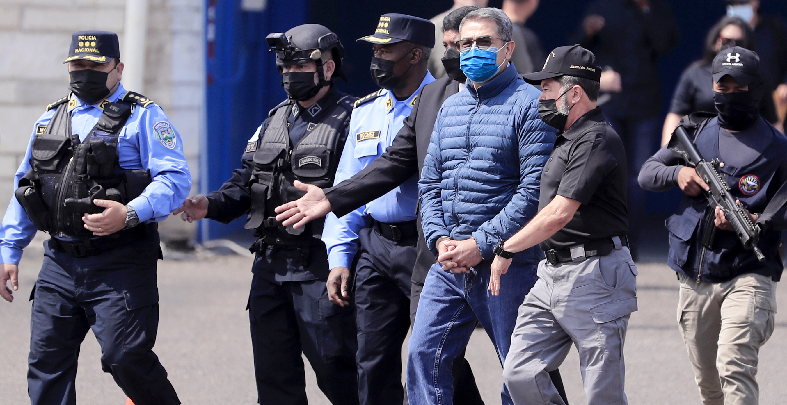 Trump muestra contradicciones al anunciar un indulto al expresidente de Honduras