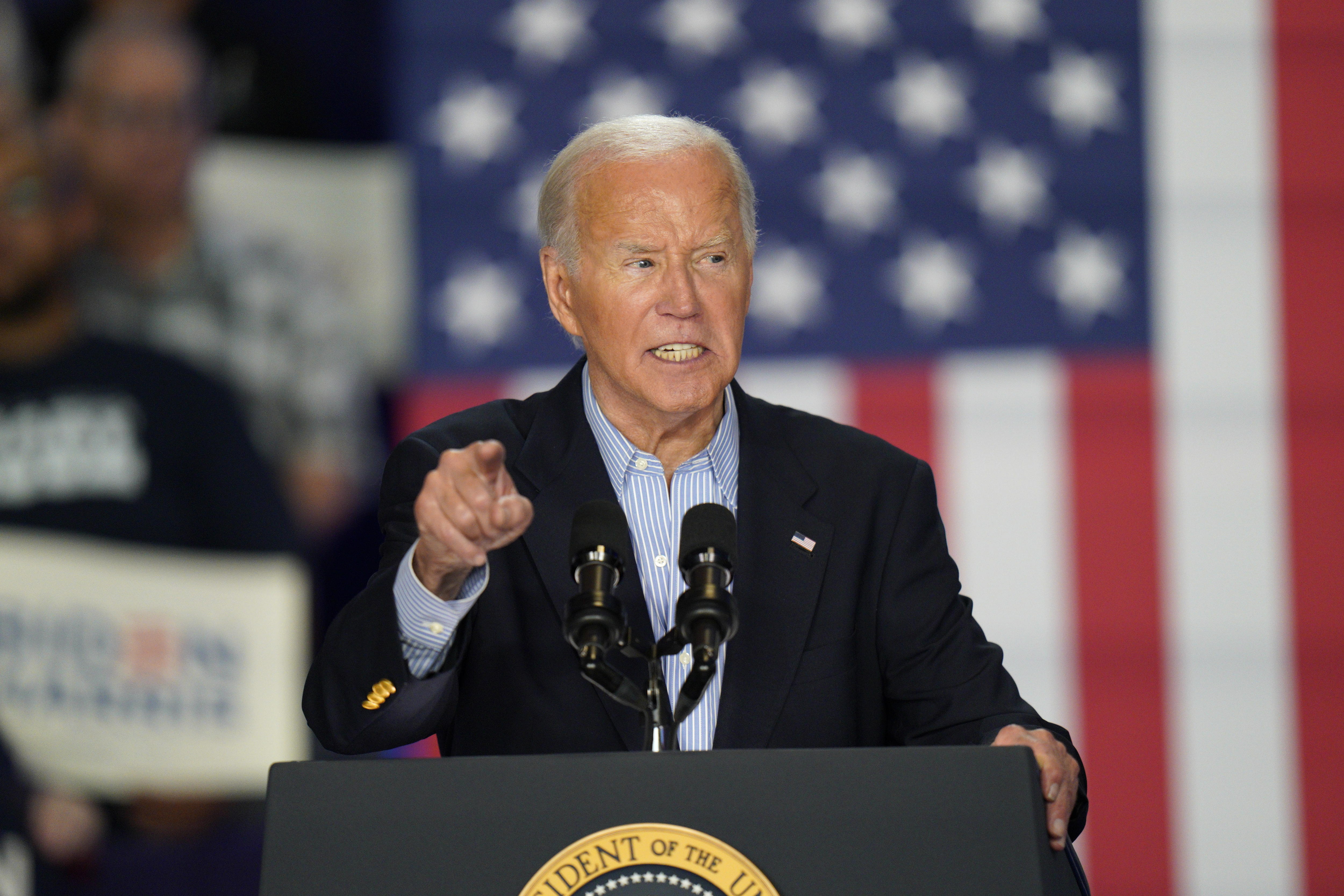 Biden vuelve a su campaña electoral tras su “desastroso” debate contra Trump