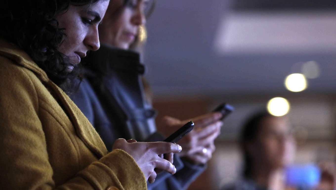 Los mensajes excesivos por WhatsApp podrían convertirse en un problema y afectar la salud mental. (Foto Prensa Libre: EFE)