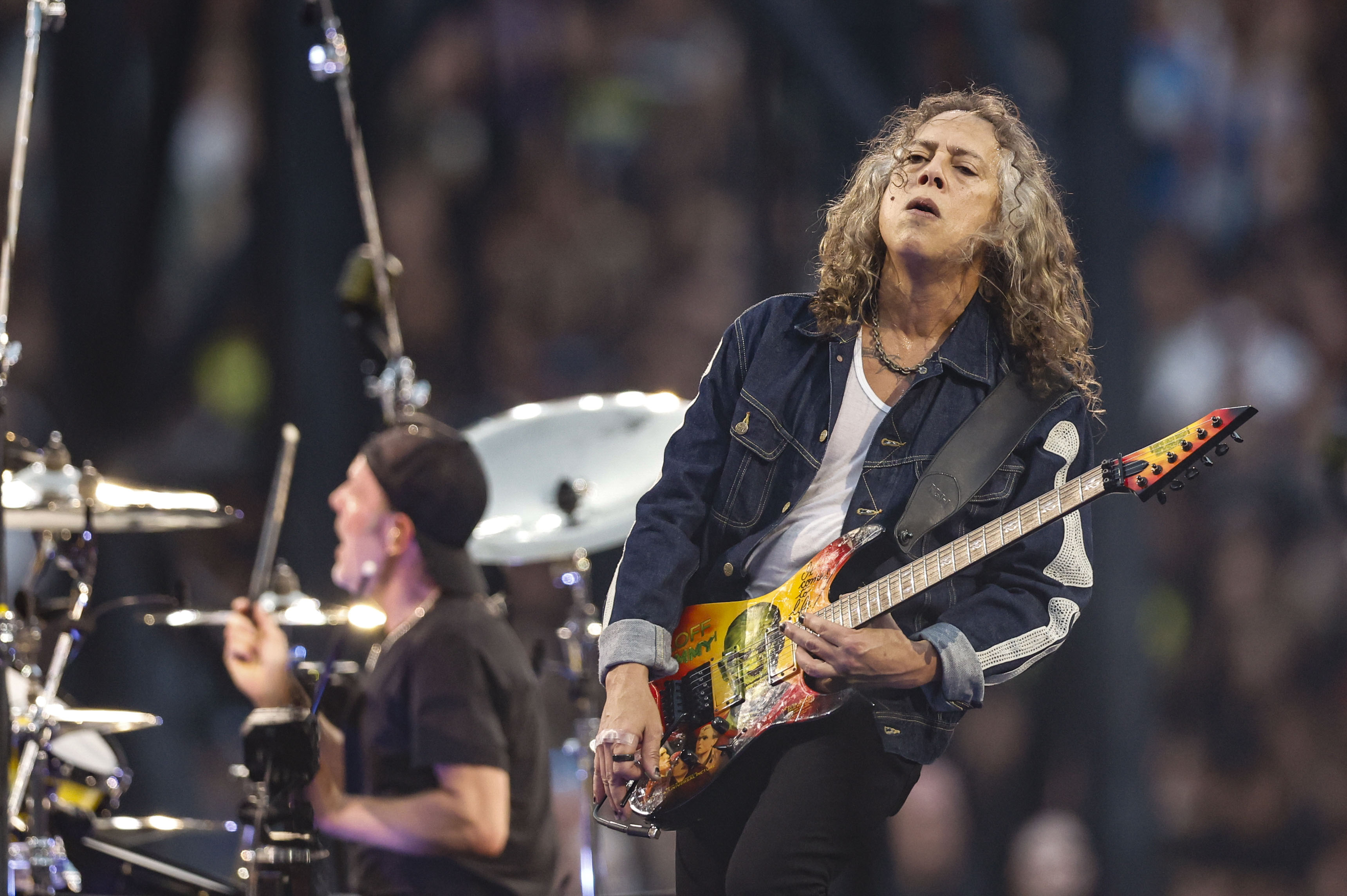MADRID, 12/07/2024.- El guitarrista de la banda estadounidense, Metallica, Kirk Hammett, durante su actuación hoy viernes en el estadio Metropolitano de Madrid. EFE / Mariscal.