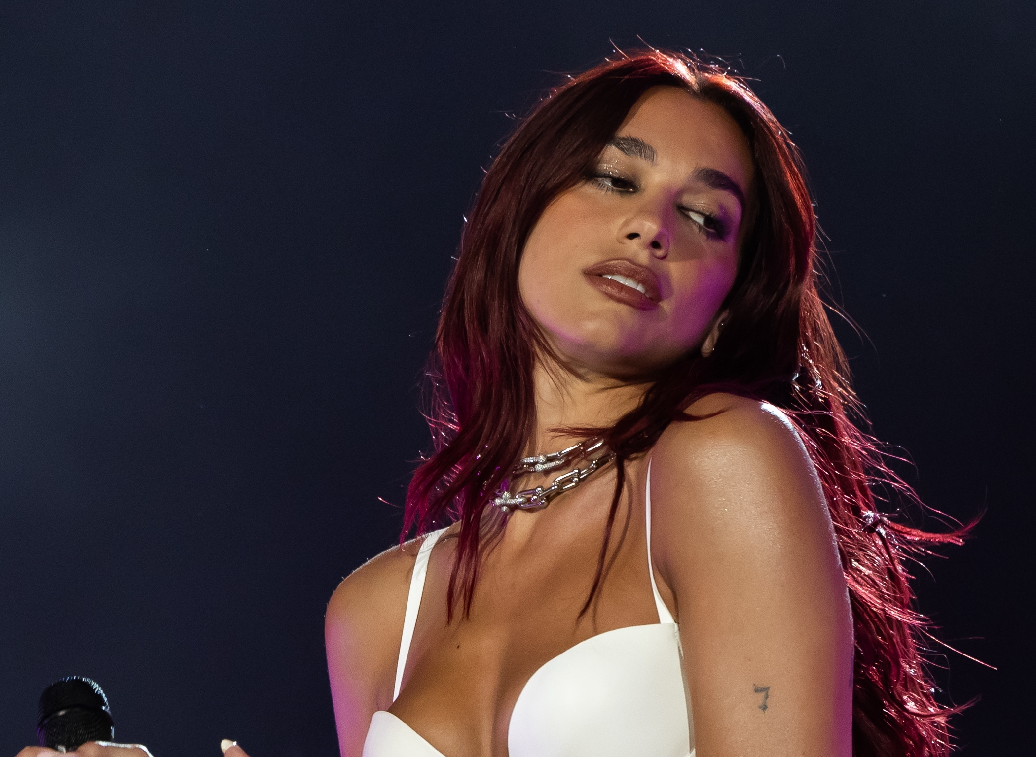 El video donde Dua Lipa canta “Oye Mi Amor” con Fher Olvera, de Maná