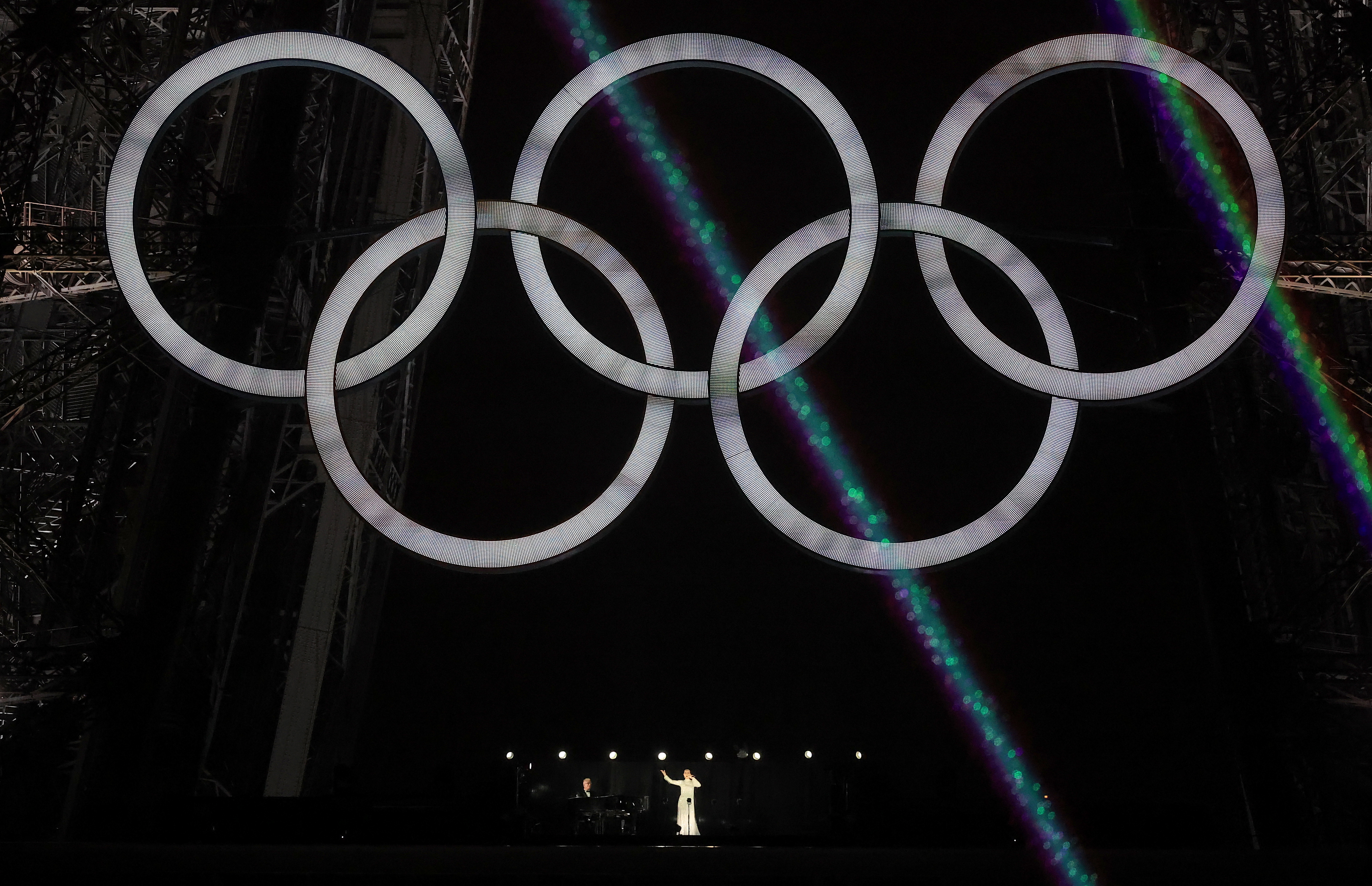 Céline Dion canta en el cierre de la ceremonia de apertura de París-2024