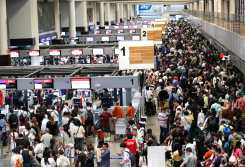 Bangkok (Thailand), 19/07/2024.- AirAsia airline international flights passengers line up to check in during a global technical outage at Don Mueang International Airport in Bangkok, Thailand, 19 July 2024. Major airlines at Thailand's airports have been hard hit and being managed manually due to the systems being affected by a global tech IT outage. Companies and institutions around the world have been affected on 19 July by a major computer outage in systems running Microsoft Windows linked to a faulty Crowdstrike cyber-security software update. (Tailandia) EFE/EPA/RUNGROJ YONGRIT