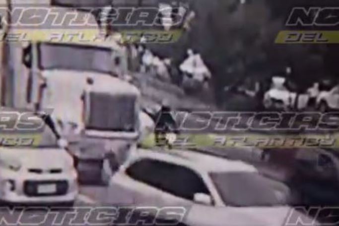 Video del momento en que motorista es arrollado por tráiler en la ruta al Atlántico
