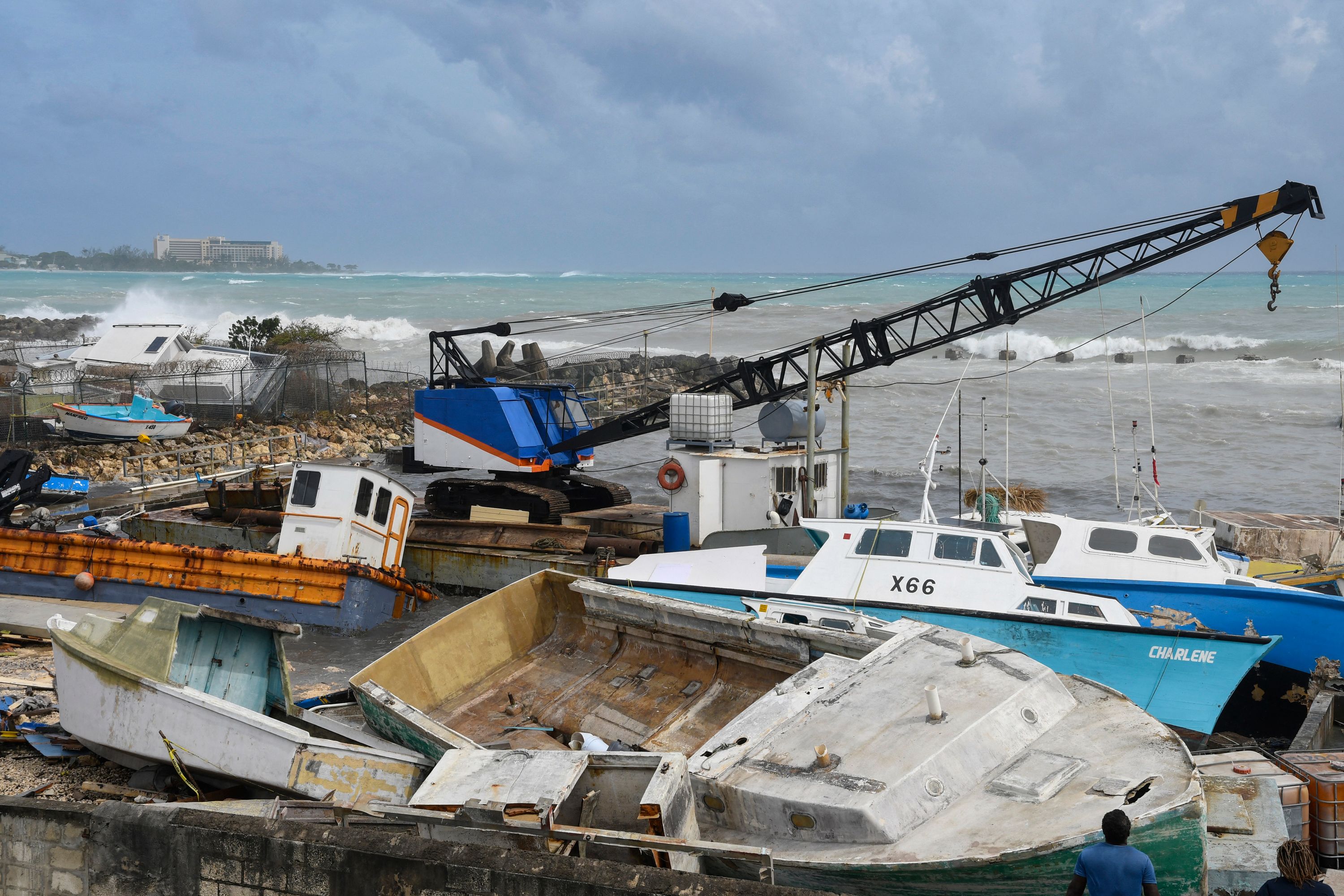 Barcos pesqueros fueron dañados tras el paso del huracán Beryl en el mercado de pescado de Bridgetown, Bridgetown, Barbados. (Foto Prensa Libre: Randy Brooks / AFP) 