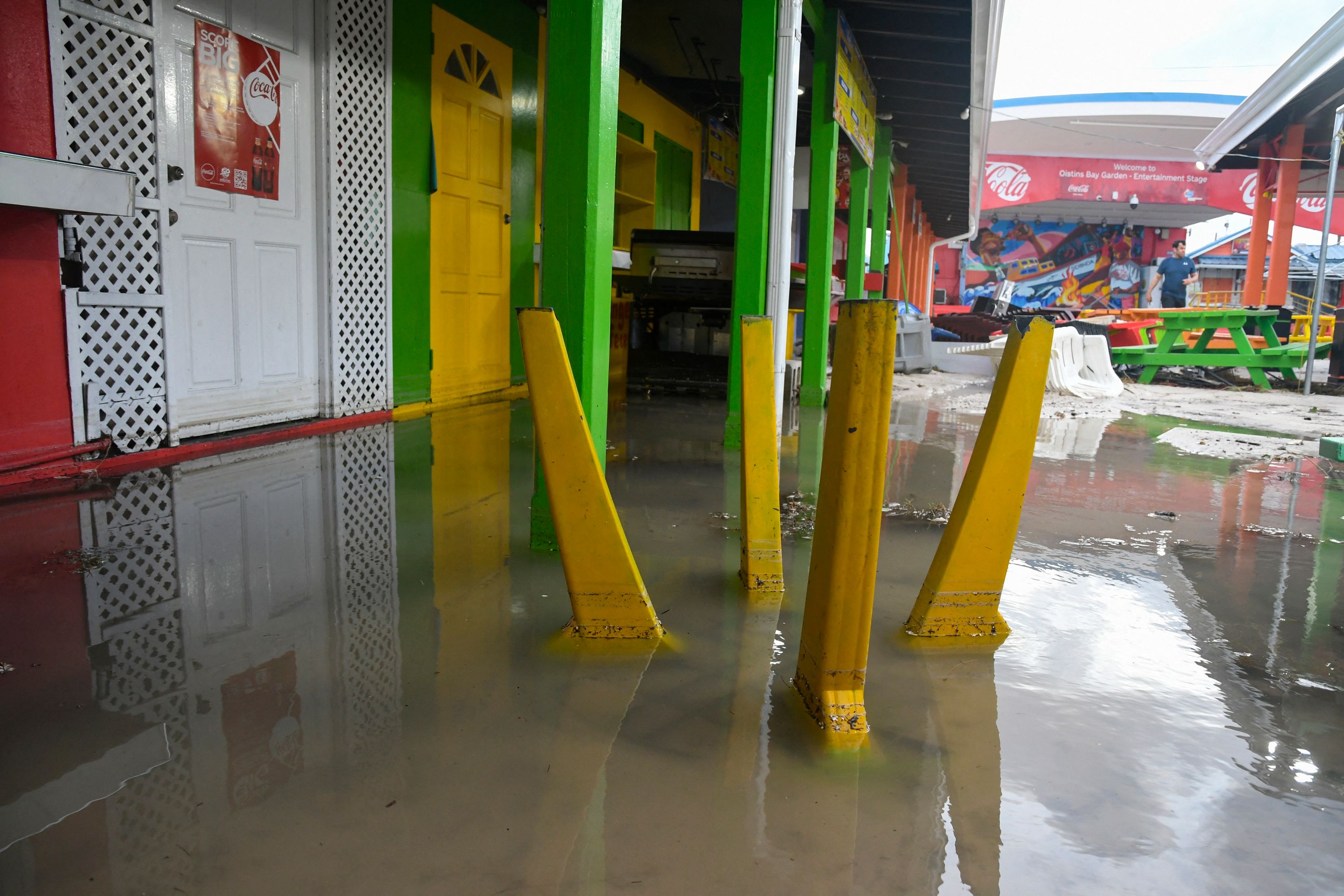 Viviendas y calles fueron inundadas durante las lluvias torrenciales causadas por el huracán Beryl durante su trayectoria sobre Christ Church, Barbados. (Foto de Randy Brooks/AFP)