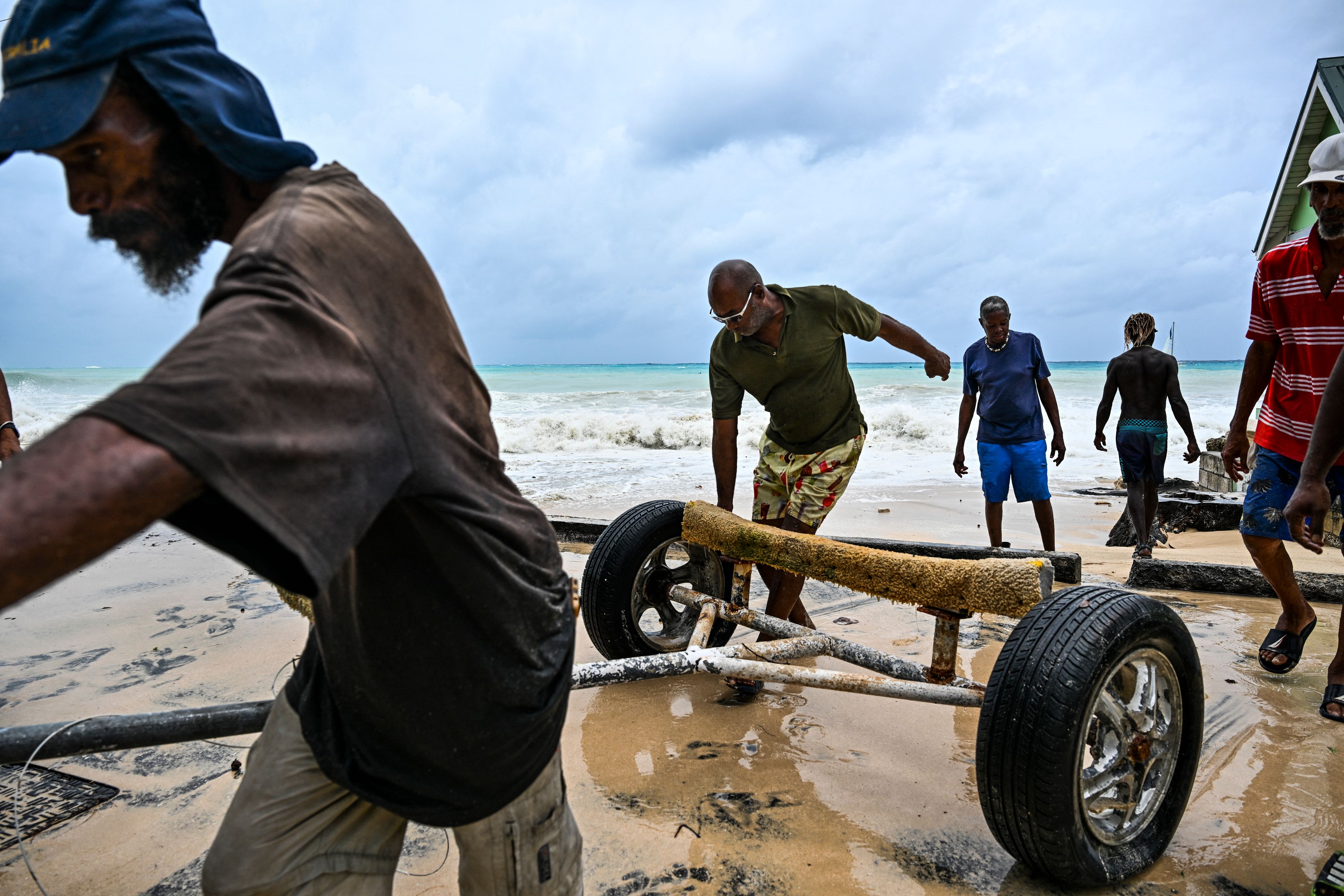 La población pesquera fue la más afectada por las inundaciones, lluvias y oleajes causados por el huracán Beryl en Bridgetown. El huracán Beryl avanzó hacia el sureste del Caribe el lunes temprano cuando los funcionarios advirtieron a los residentes que buscaran refugiarse antes de los fuertes vientos y marejadas que se esperan de la tormenta de categoría 5. (Foto Prensa Libre: CHANDAN KHANNA / AFP)