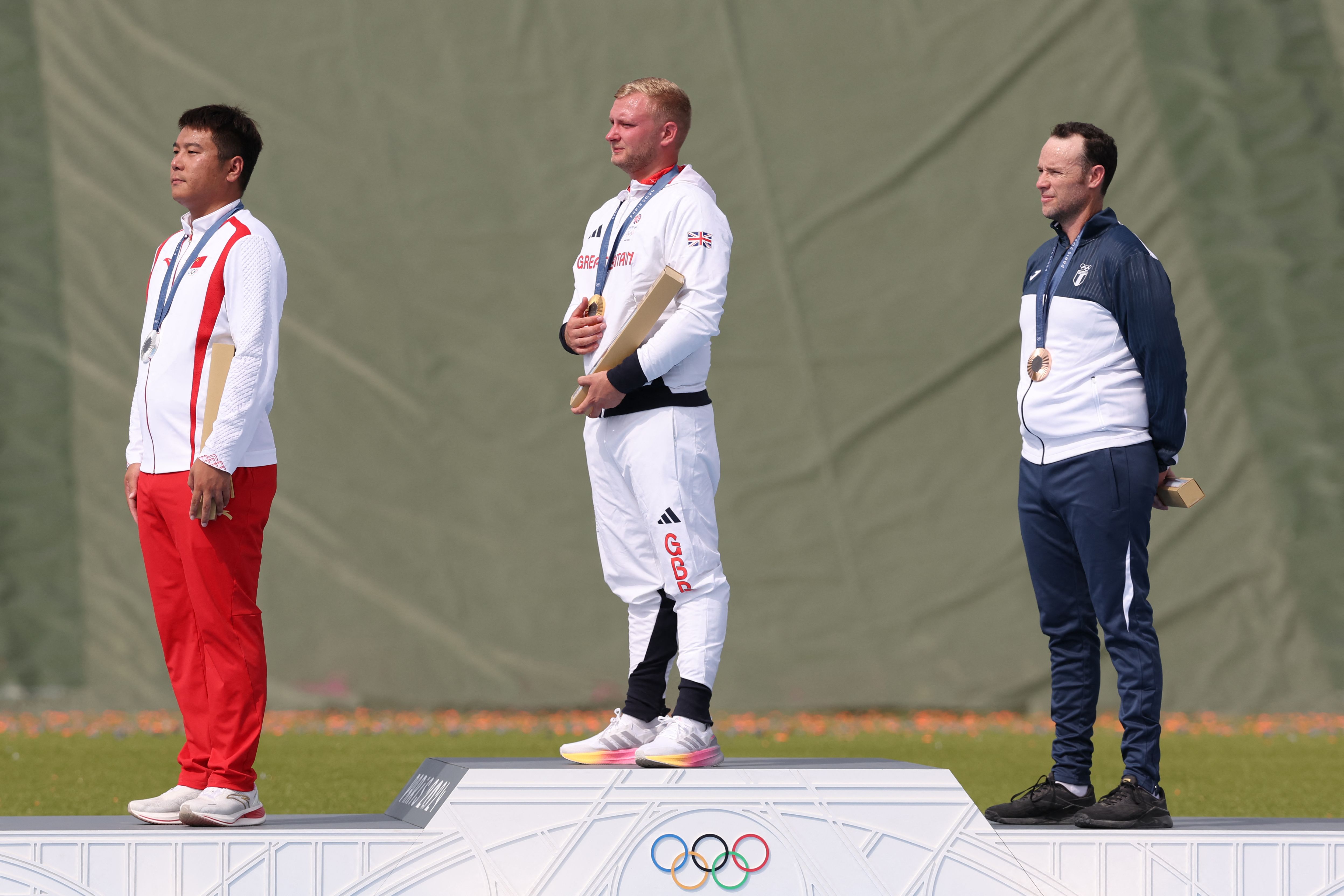 (De izq. a der.) El medallista de plata Qi Ying de China, el medallista de oro Nathan Hales de Gran Bretaña y el medallista de bronce Jean Pierre Brol Cárdenas de Guatemala posan. (Foto Prensa Libre: AFP)
