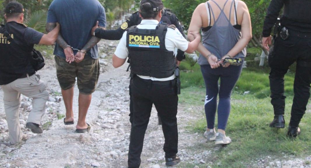 Capturan a beliceño y guatemalteca y les incautan droga, armas y municiones