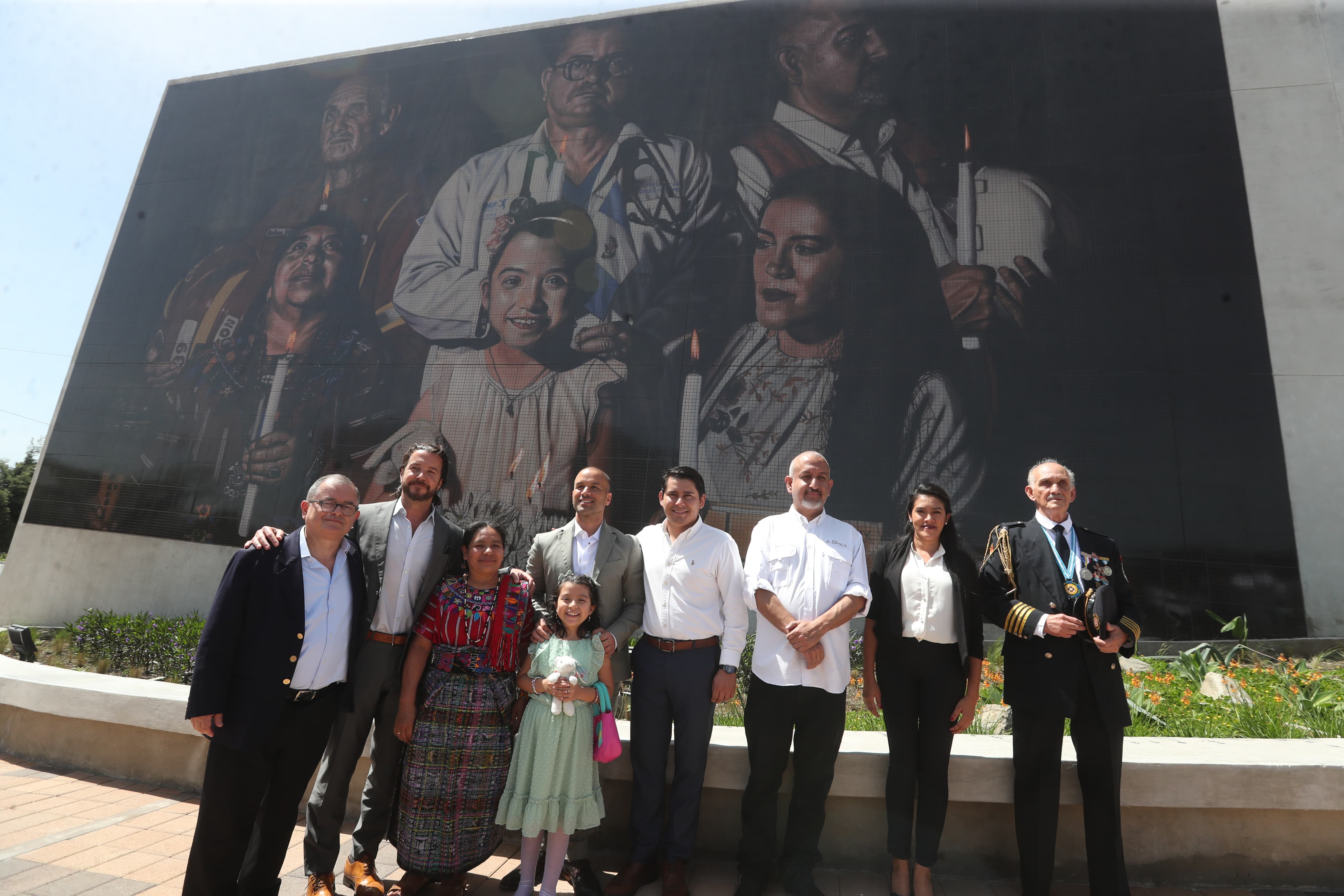 Durante la inauguración del Centro Cívico del Sur se develó el mural de la obra “Héroes Anónimos” del artista nacional Christian Escobar. (Foto Prensa Libre: Érick Ávila)