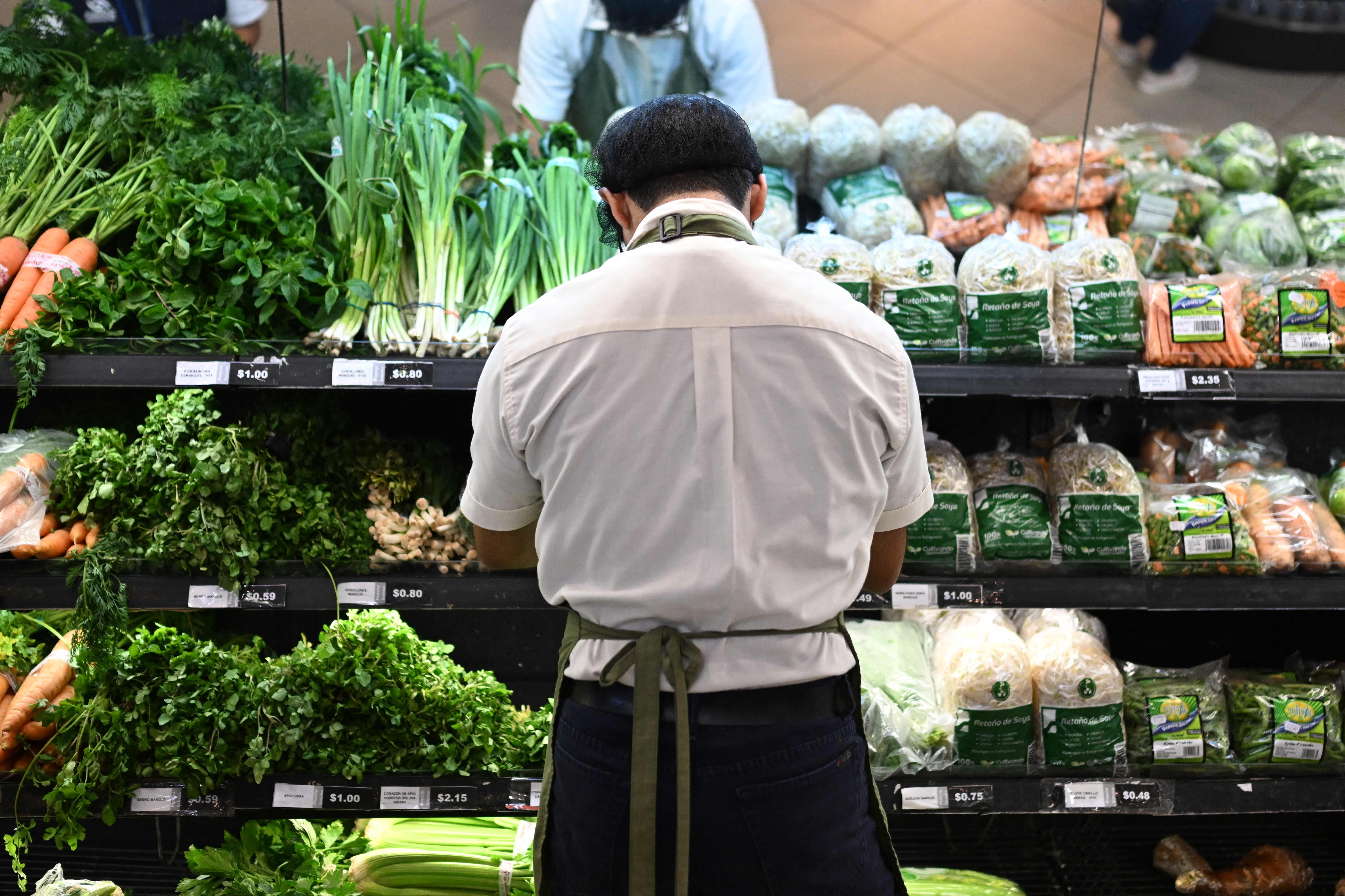 Bukele inicia inspección de supermercados en El Salvador tras alza de precio en alimentos