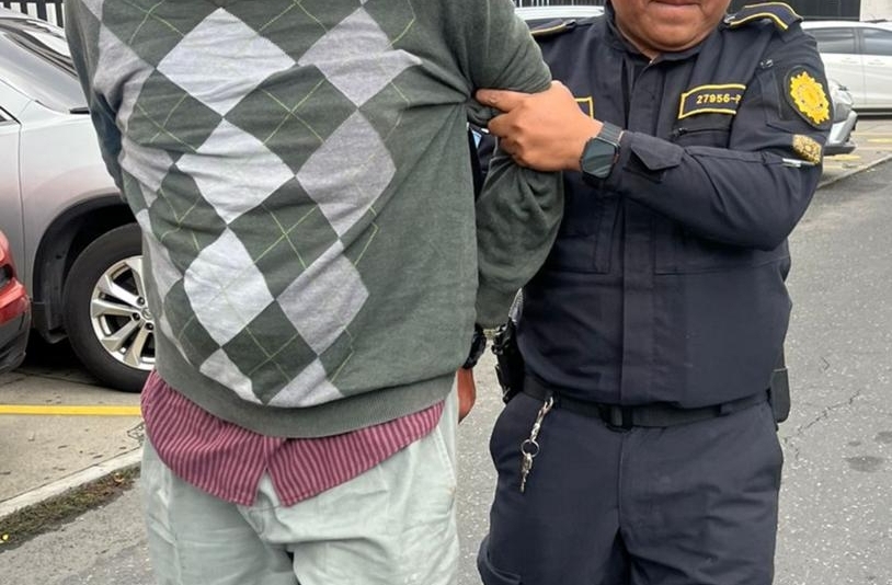 “Lucifer”: PNC detiene a hombre denunciado por lanzar piedras a vehículos en restaurante de zona 12
