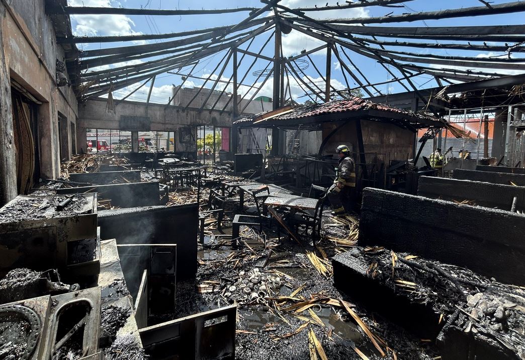Incendio destruye restaurante en la avenida Petapa y bomberos detallan lo sucedido