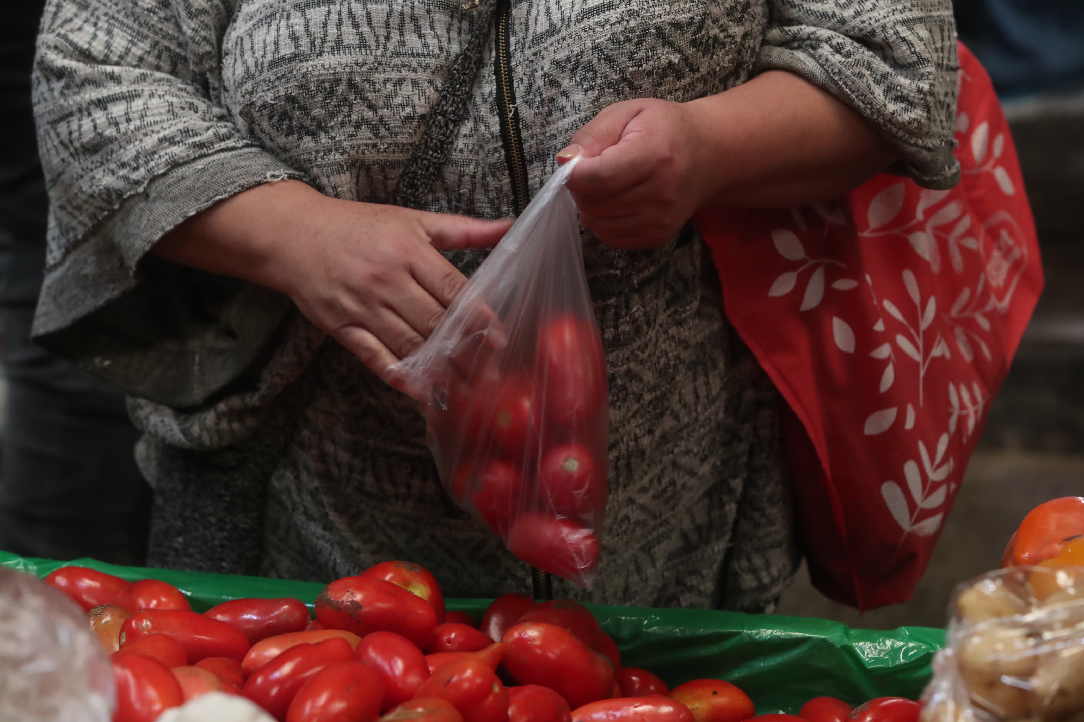 Estos son los precios de los alimentos en un mercado y un supermercado y qué se puede comprar con Q100