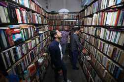 La fiesta de los libros finaliza este domingo, aún puede asistir. Este viernes 12 de julio, de 18 a 24 horas se celebra La noche de los libros en Filgua, Forum Majadas, zona 11. En esta actividad, los visitantes podrán disfrutar de descuentos y promociones en libros, actividades infantiles, culturales, música y mucho más. Foto: BYRON RIVERA 12/07/2024