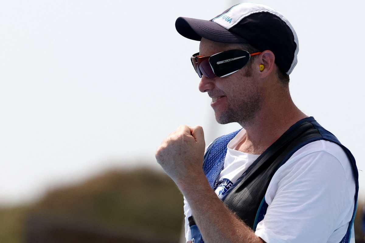Jean Pierre Brol Cárdenas de Guatemala reacciona mientras compite en la final masculina de tiro al plato durante los Juegos Olímpicos de París 2024.