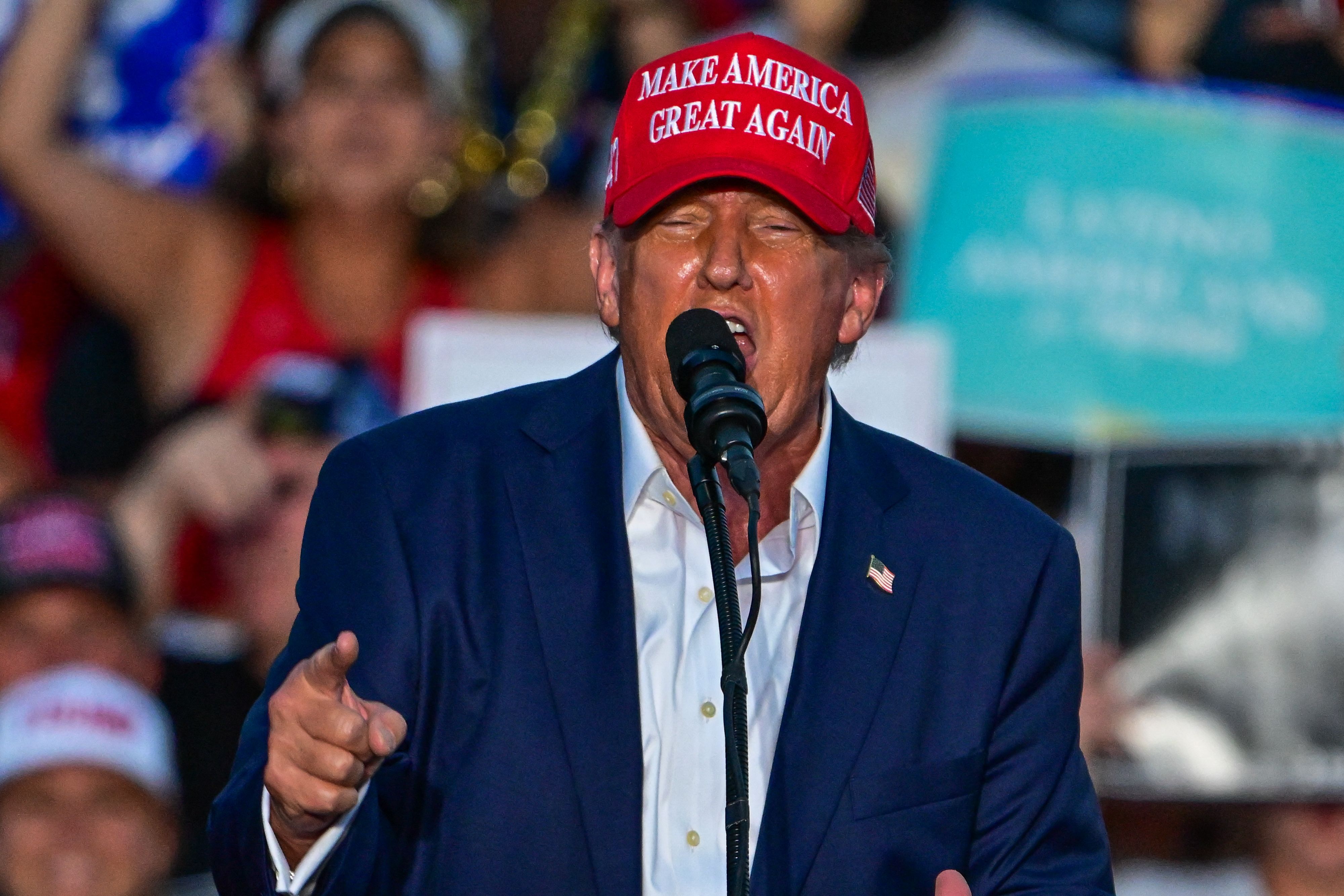 Trump ataca a Biden en su primera aparición pública tras el debate presidencial