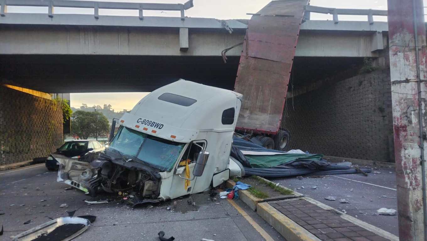 Un tráiler cayó del paso a desnivel Las Rosas, en la zona 5 de Xela. (Foto Prensa Libre: Bomberos Voluntarios)