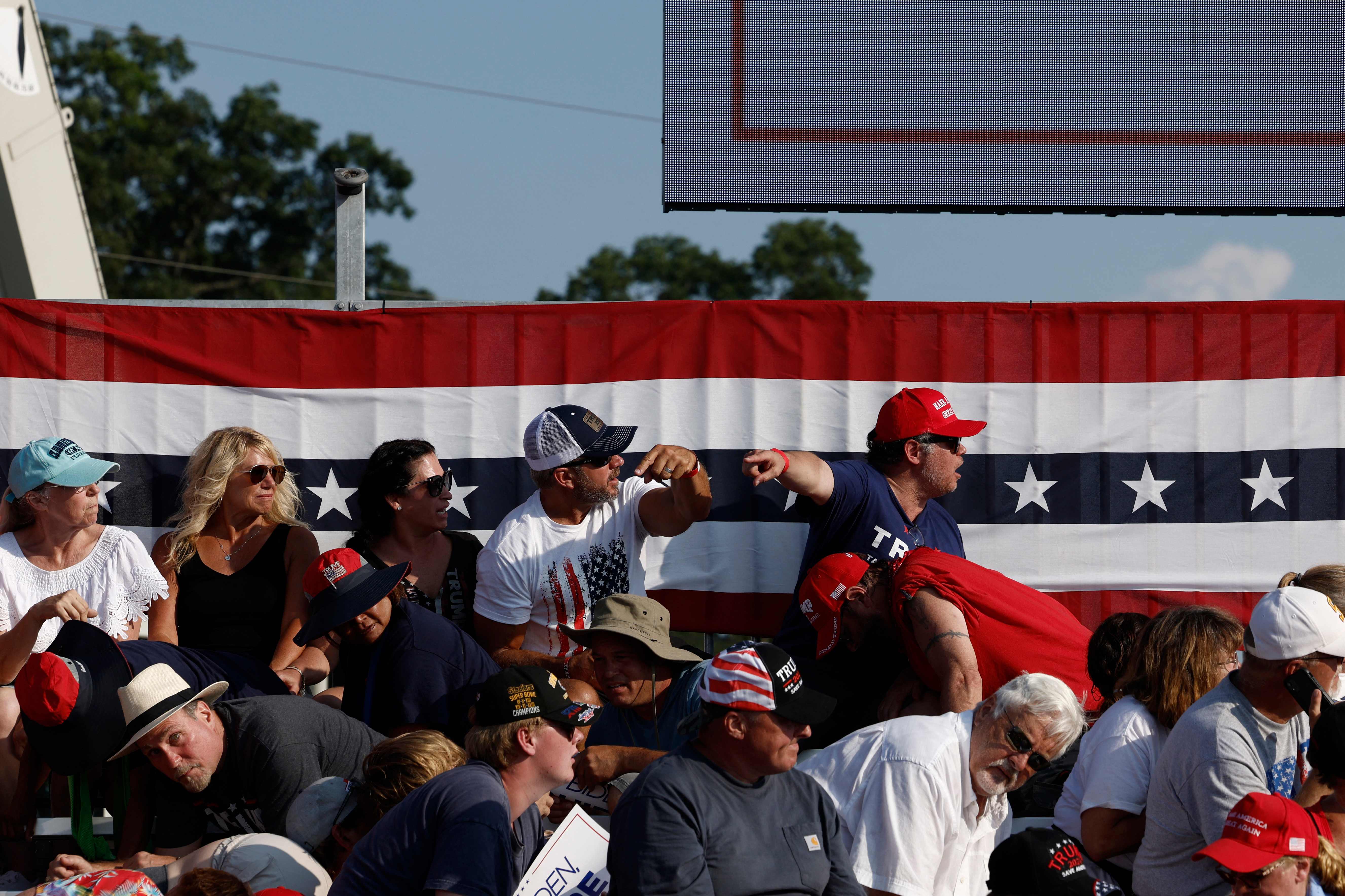 Simpatizantes de Donald Trump, candidato a la presidencia de Estados Unidos, reaccionan ante lo sucedido en Butler, Pensilvania. (Fotografía Prensa Libre: AFP). 