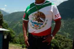 AME4768. SANTA EULALIA (GUATEMALA), 25/07/2024.- Hombre del estado sureño mexicano de Chiapas posa en una escuela donde está refugiado este jueves, en la comunidad Ampliación Nueva Reforma, en Santa Eulalia, provincia de Huehuetenango (Guatemala). Un total de 217 mexicanos del sureño estado de Chiapas permanecen refugiados este jueves en una pequeña comunidad fronteriza de Guatemala, en medio de una carretera de tierra entre montañas, tras huir de su país por los carteles del narcotráfico que se disputan el control del territorio. EFE/ David Toro