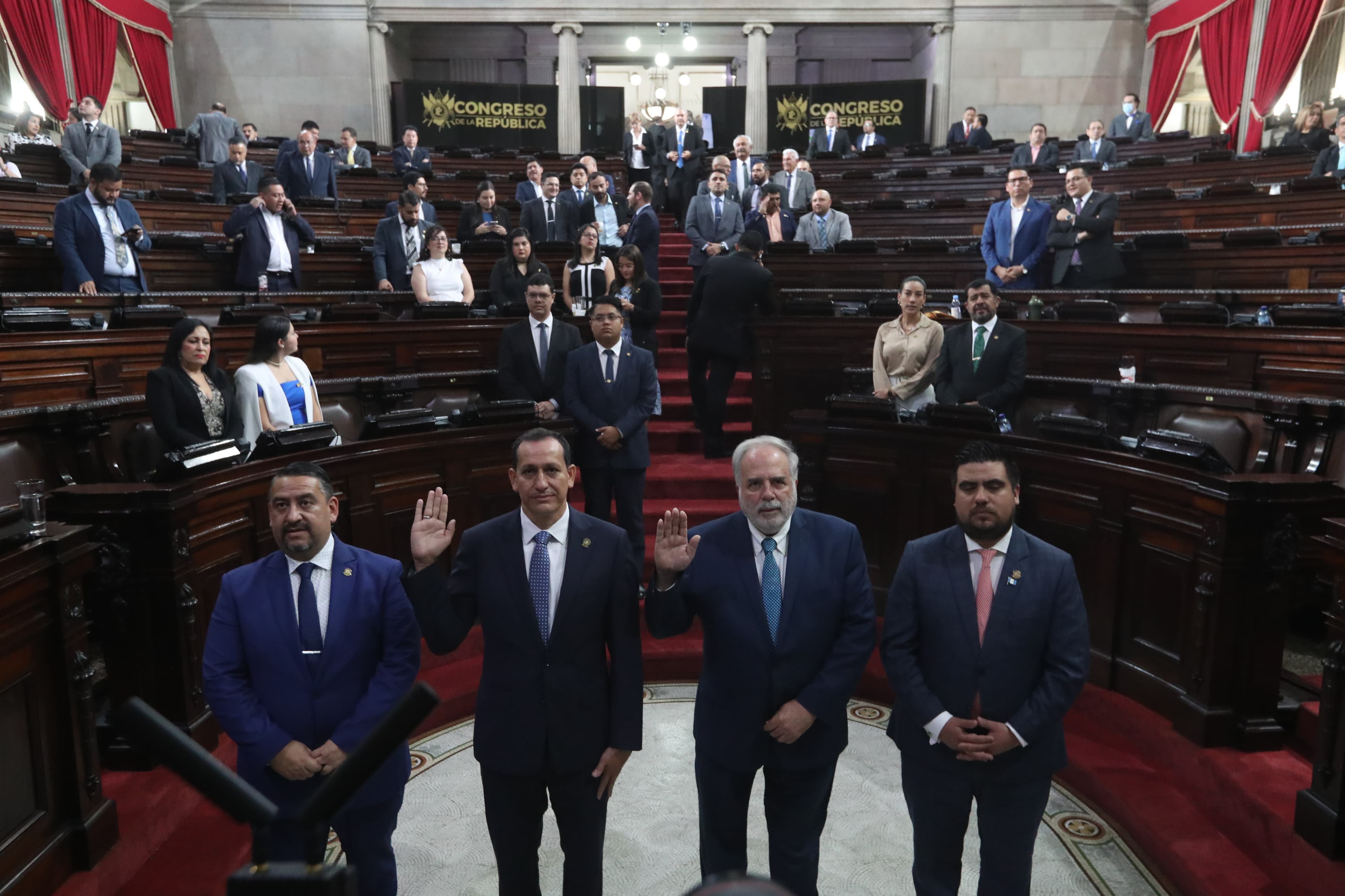 Arturo Saravia Altoaguirre, de la UFM, y Luis Antonio Ruano Castilo, de la UMG, fueron juramentados por la Junta Directiva del Congreso de la República. (Foto Prensa Libre: M. R. Gaytán Barrientos)