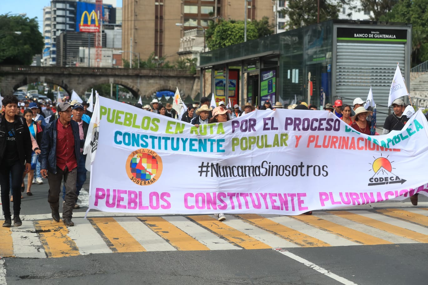 Entre las demandas, Codeca resalta "exigimos la reducción de precios en la canasta básica que incrementa el empobrecimiento de las comunidades, que se beneficie a los pueblos de Guatemala y no a las empresas transnacionales con subsidios, que se gobierne con los pueblos, no con Estados Unidos ni con el CACIF", entre otras consignas. (Fotografía Prensa Libre: Daniel Samayoa)