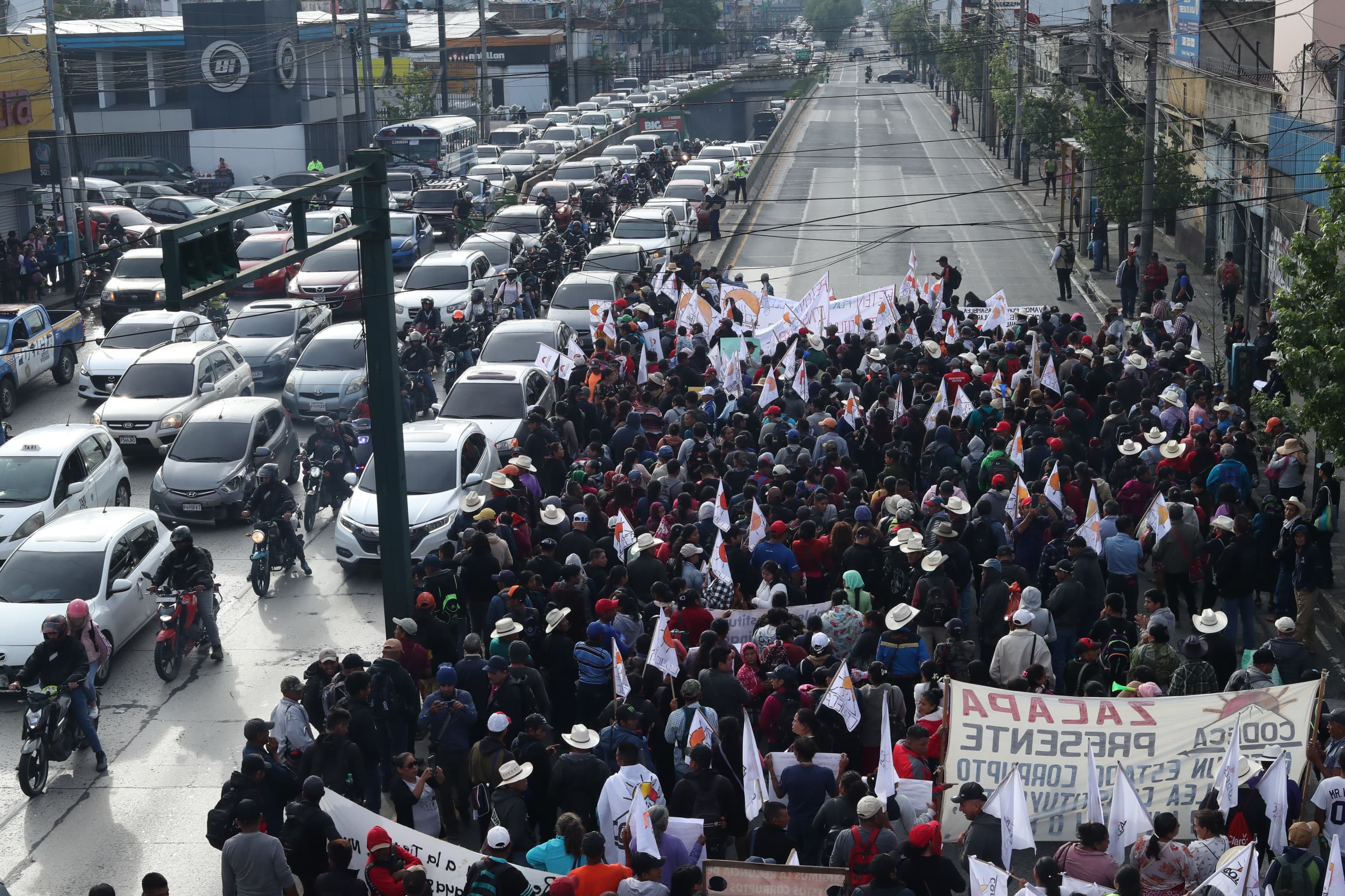 Más de 1 mil personas se han movilizado rumbo al Centro Histórico de la capital. (Fotografía Prensa Libre: Esbin García)