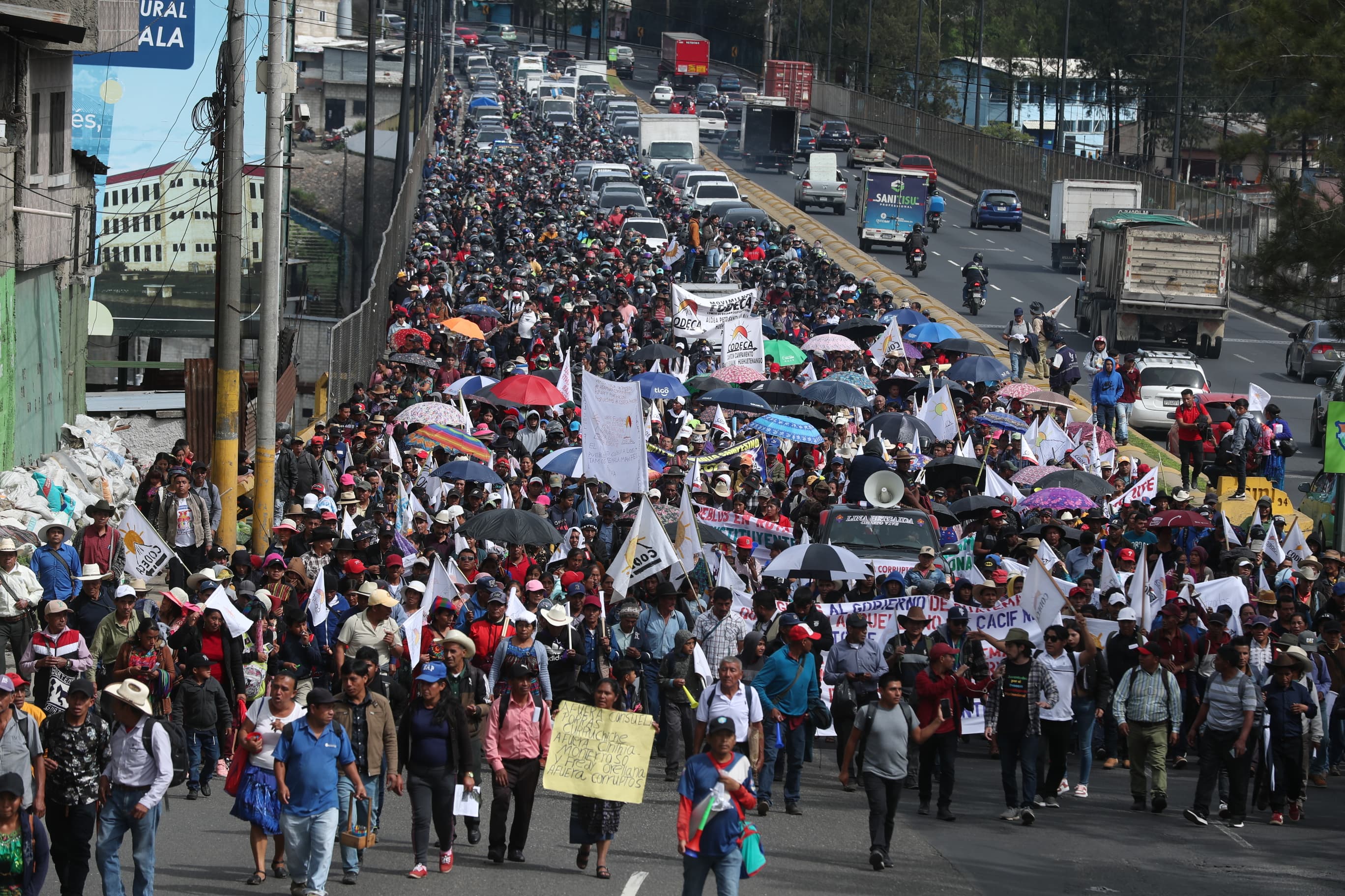 Debido a las protestas se ha suspendido el transporte público, generando tráfico en distintos puntos de la capital. (Fotografía Prensa Libre: Esbin García)