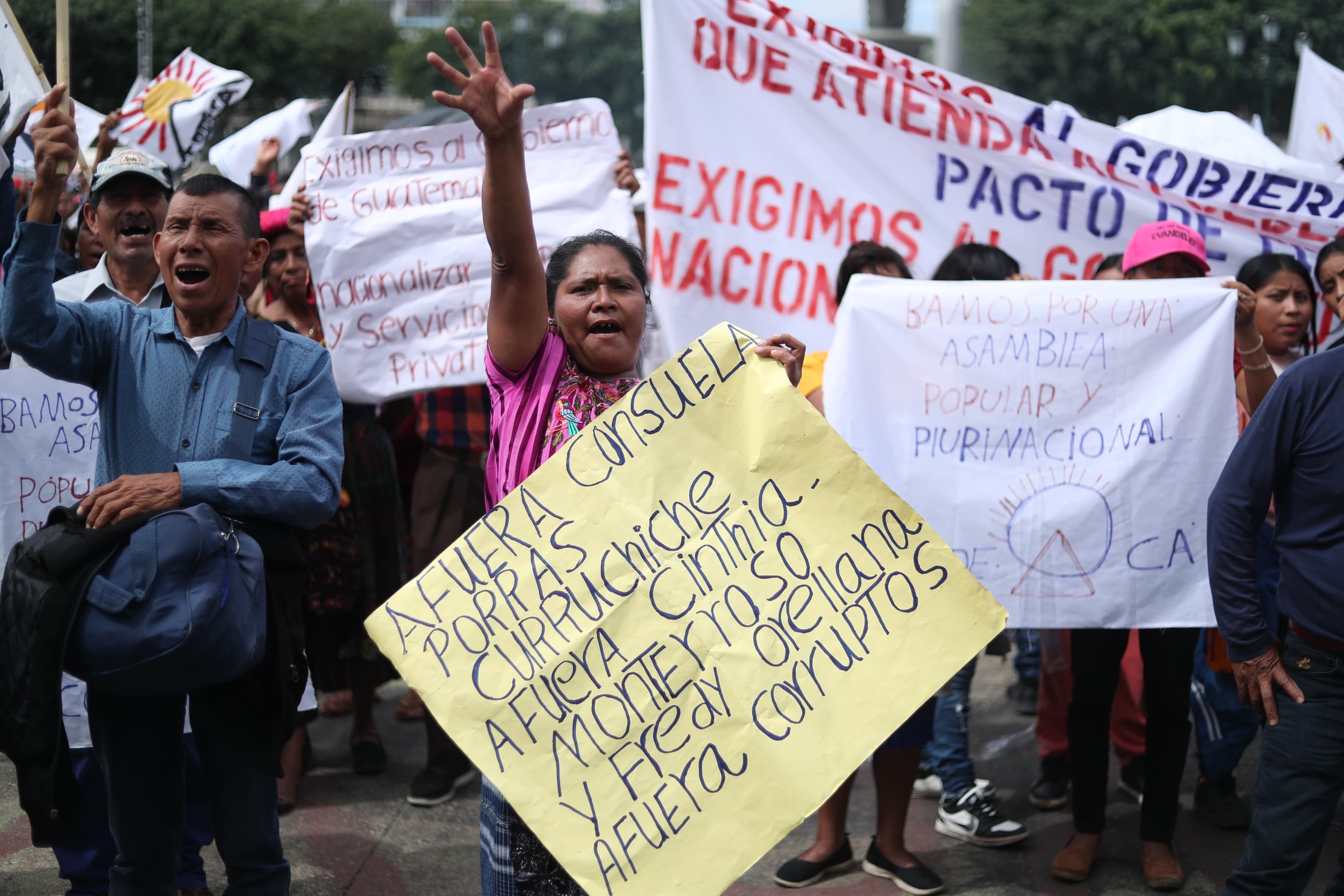 Entre las protestas, el grupo ha exigido la renuncia de la Fiscal General, Consuelo Porras; de Rafael Curruchiche, de Cinthia Monterroso y del juez Fredy Orellana. (Fotografía Prensa Libre: Esbin García)