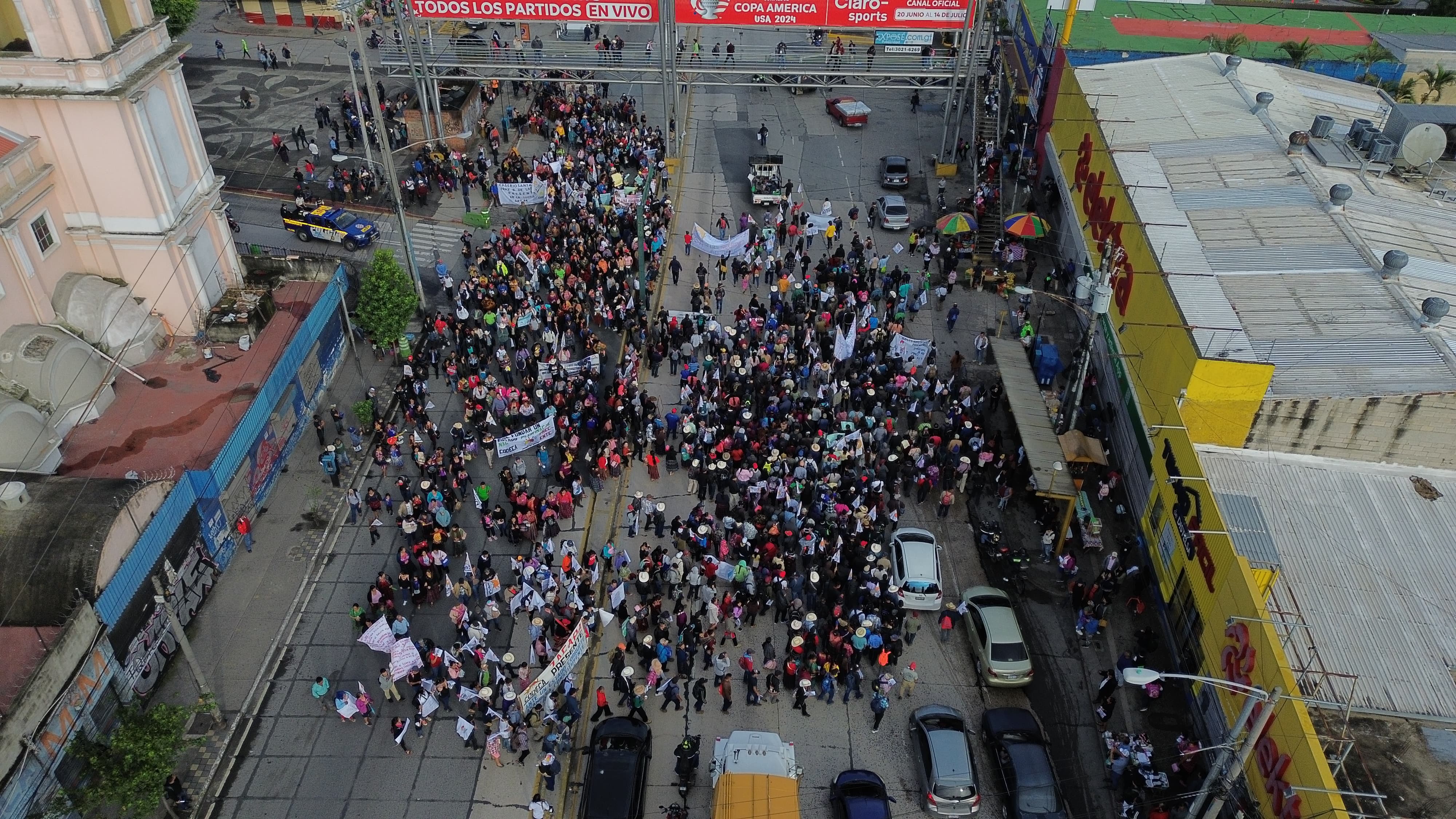 Las protestas salieron desde cuatro puntos: Centra Norte, Obelisco, Trébol, Anillo Periférico y Calzada Roosevelt. (Fotografía Prensa Libre: Oscar Vásquez)