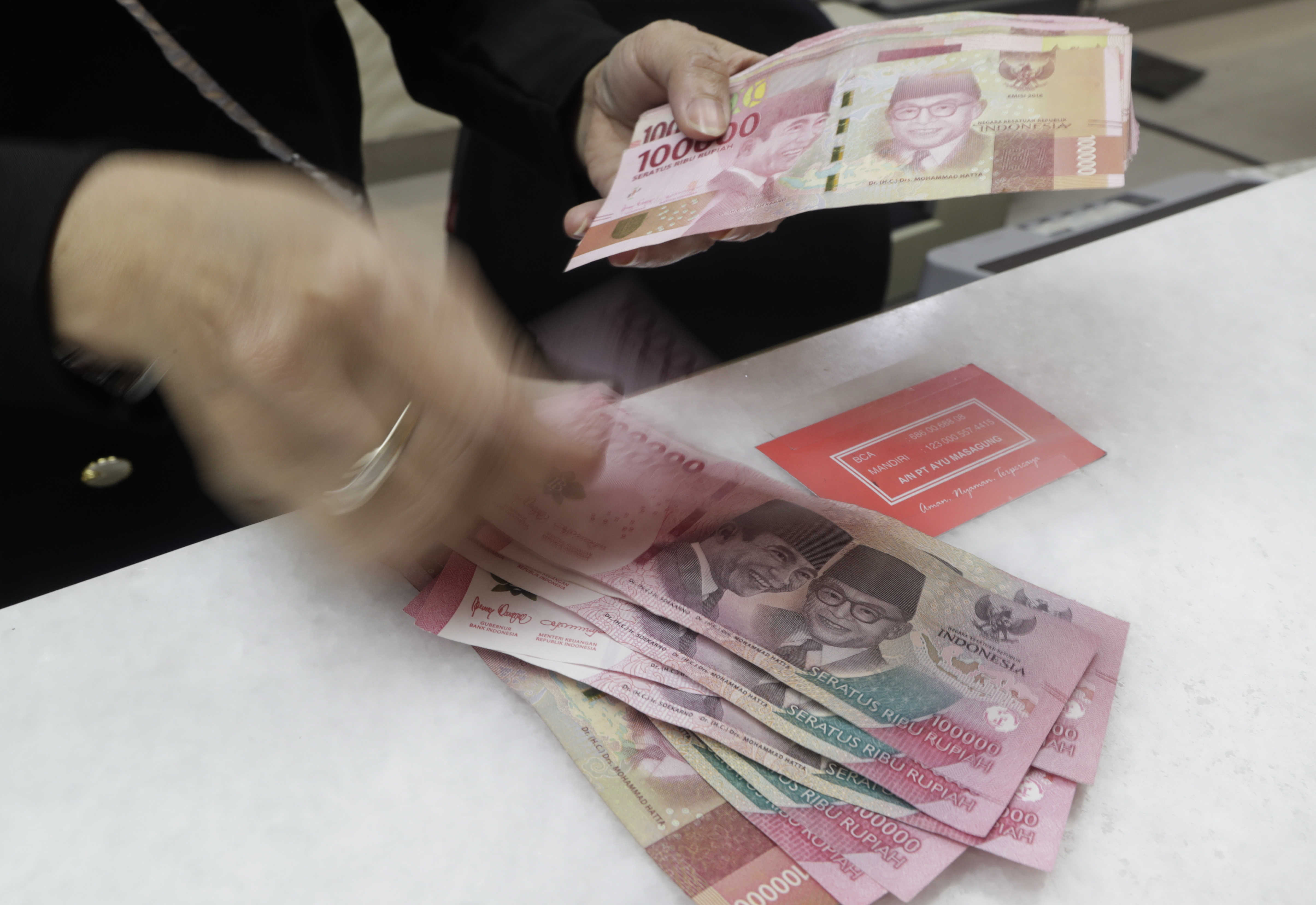 “Soy la esposa de Jesús de Nazaret”, gritó mujer que exigió dinero en un banco de El Salvador