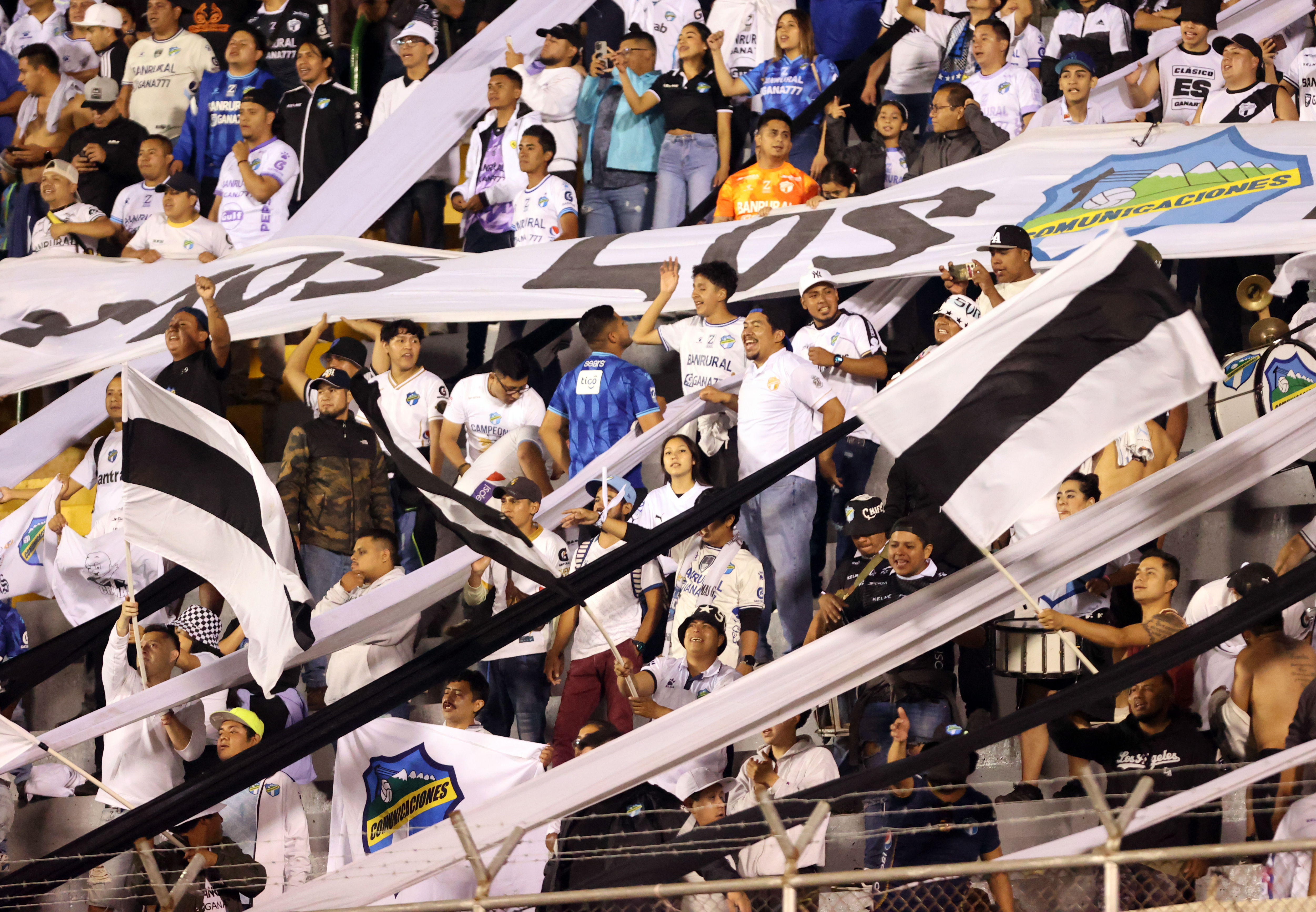 VIDEO | Incidentes entre aficionados tras el duelo Comunicaciones vs Xelajú marcaron el cierre de la fase de clasificación