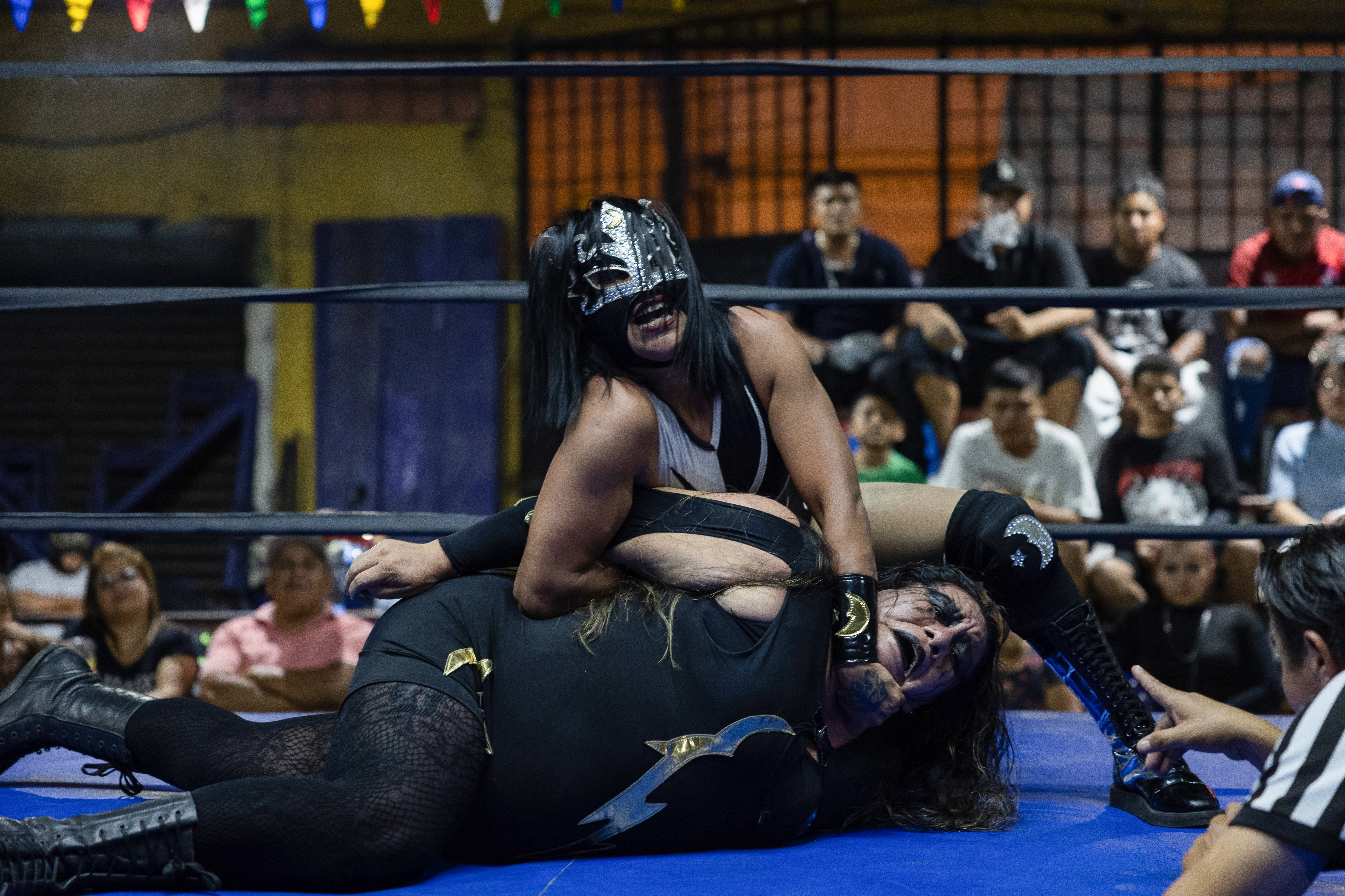Deporte y tradición: Lucha libre de Guatemala se niega a desaparecer y sobrevive en un estacionamiento