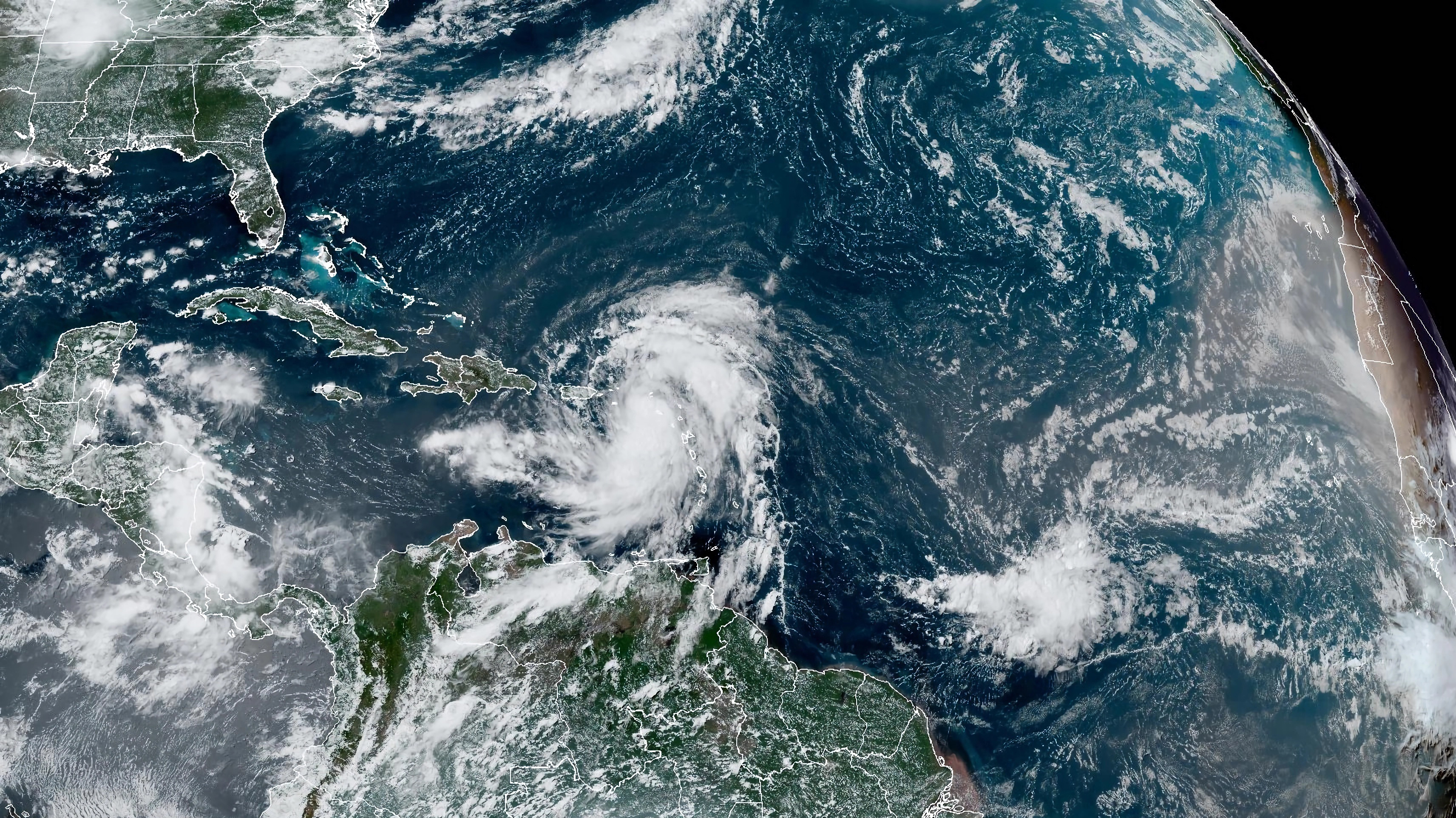 Tormenta tropical Ernesto amenaza con convertirse en huracán en su paso por Puerto Rico