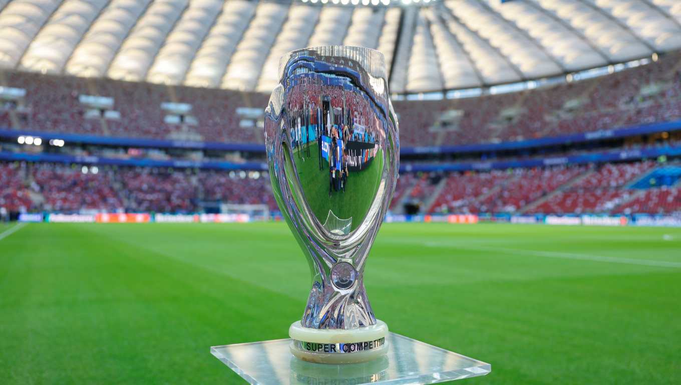 VARSOVIA, 14/08/2024.- Vista del trofeo de la Supercopa de Europa de fútbol antes de la disputa de dicha competición, entre el Real Madrid y el Atalanta, este miércoles en el Estadio Nacional de Polonia, en Varsovia.EFE/ Mariscal