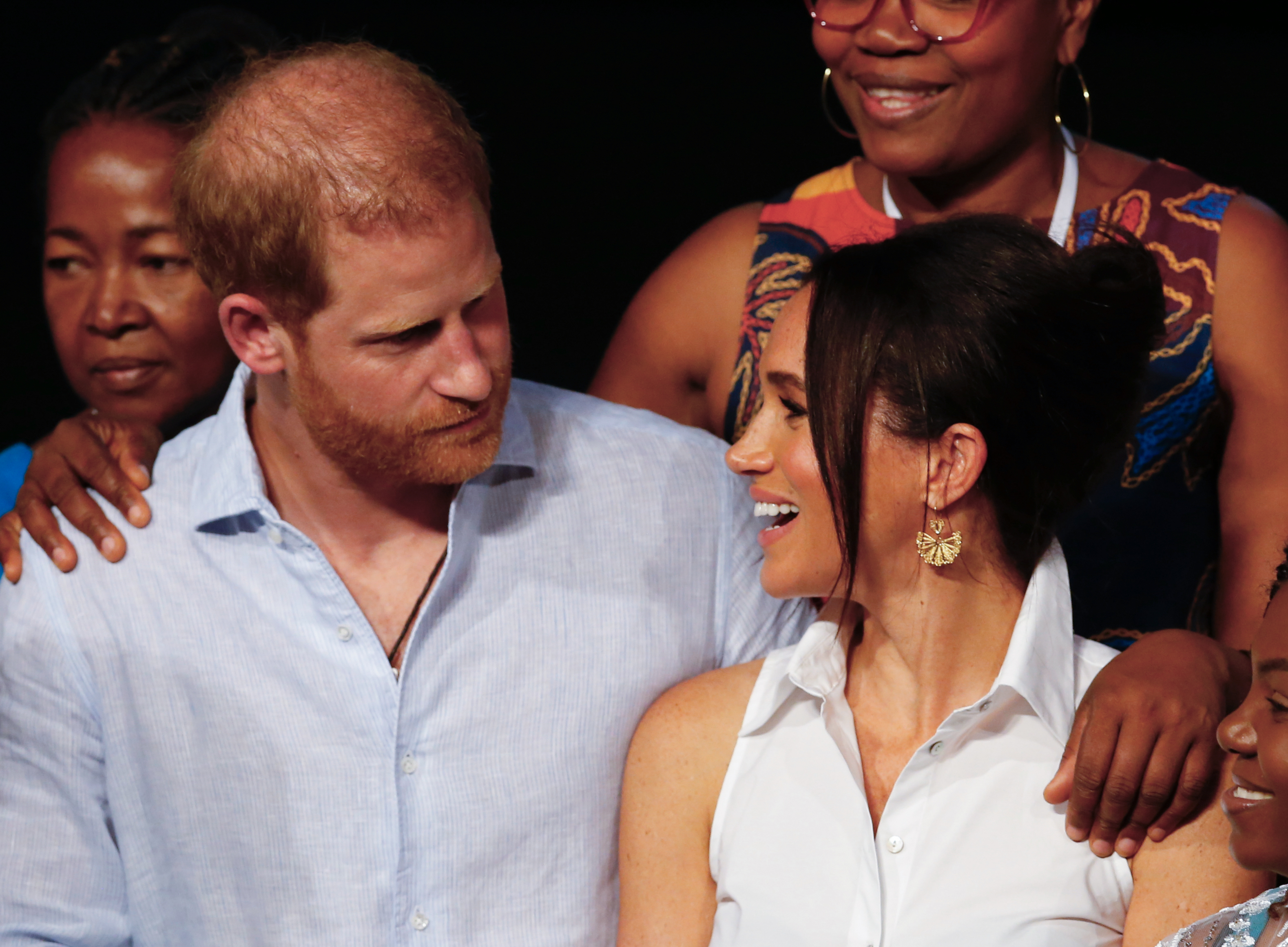 AME1677. CALI (COLOMBIA), 18/08/2024.- Los duques de Sussex, el príncipe Harry y Meghan, participan junto a la vicepresidenta de Colombia, Francia Márquez (d), en el Foro Mujeres Afro y Poder, este domingo en Cali (Colombia). EFE/ Ernesto Guzmán