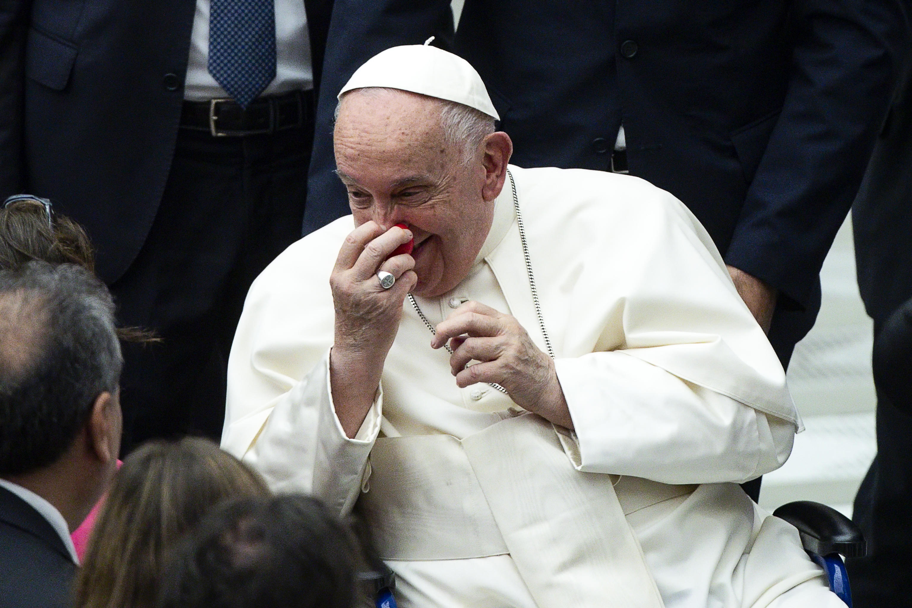 Tras seis días hospitalizado, el Papa Francisco muestra una “ligera mejoría” en su salud