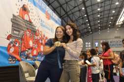 Adriana Ruano, medallista de oro, encabezó el grupo de atletas guatemaltecos que vivieron un momento especial con sus pequeños seguidores. (Foto Prensa Libre: COG)